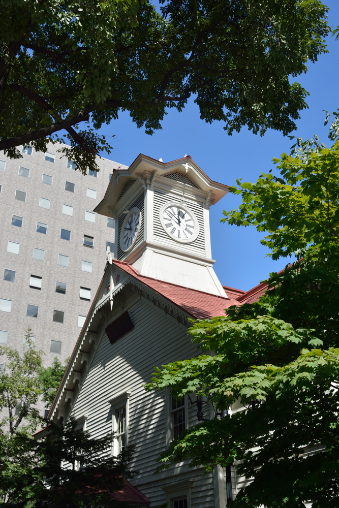 周囲の街並みを背景にした時計台