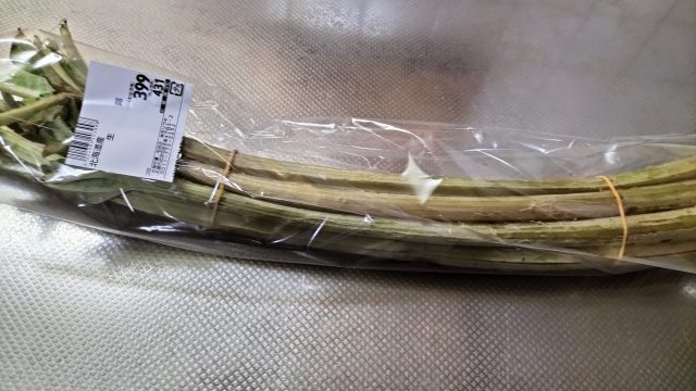 北欧の風道の駅とうべつの野菜直売所で購入したフキの写真