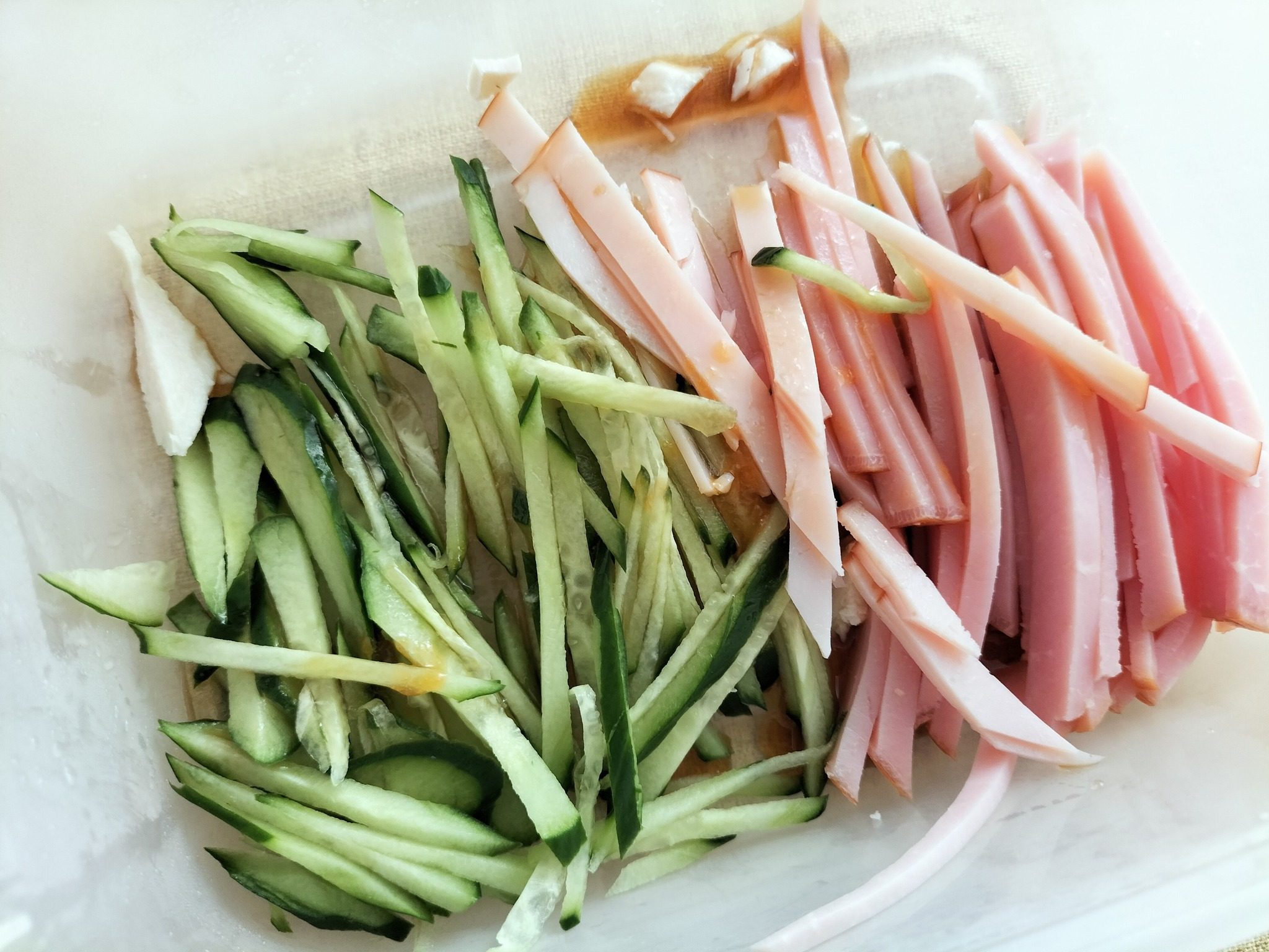 細切りにしたハムときゅうり