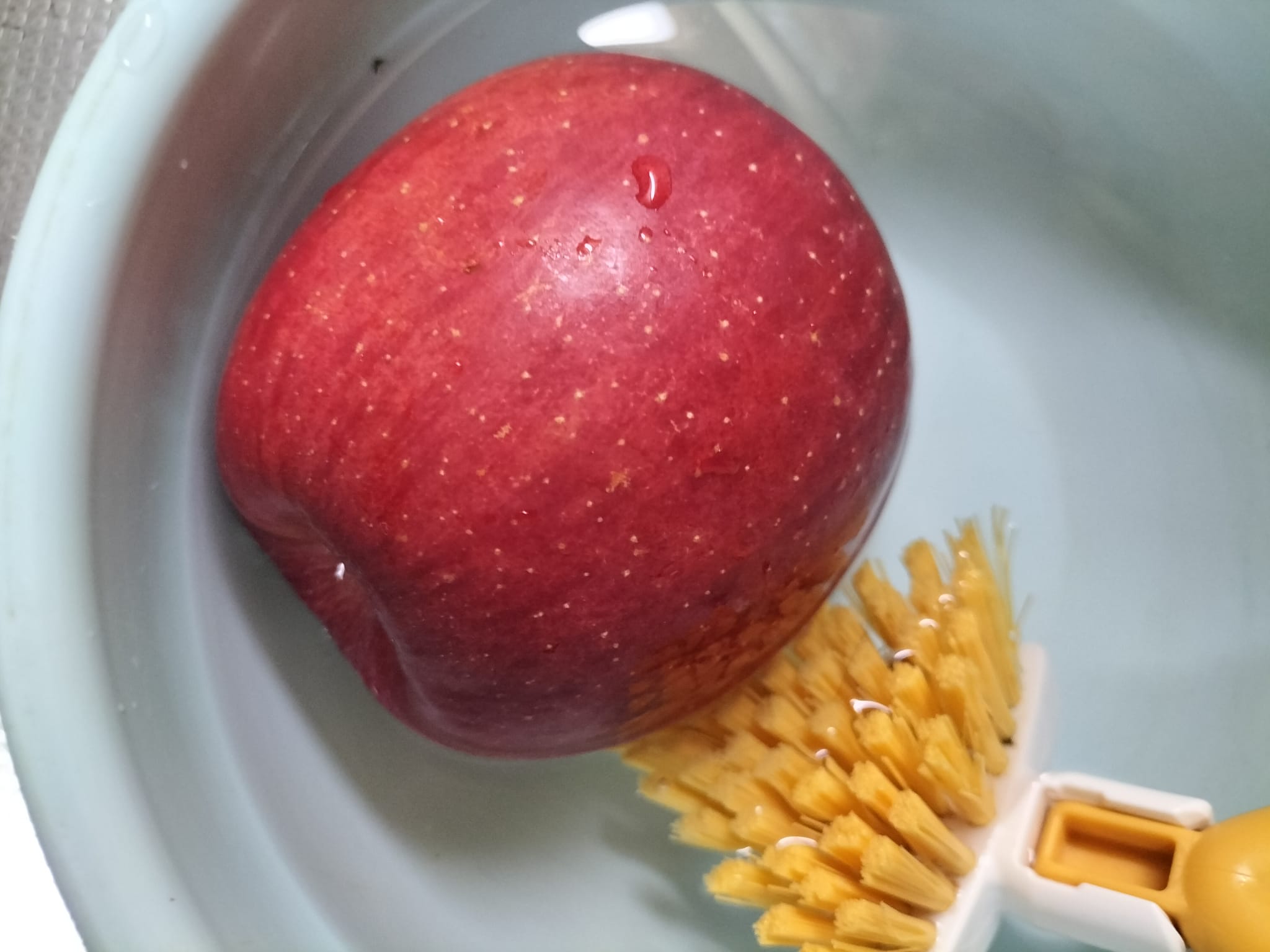 リンゴを洗っている写真