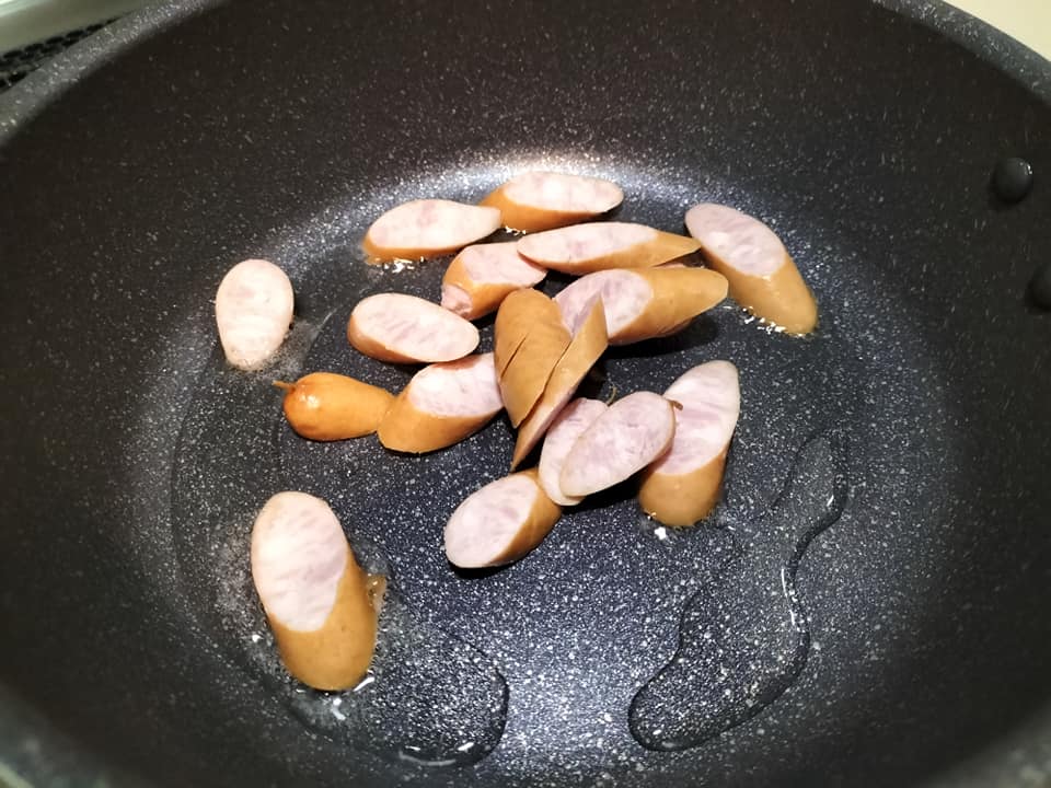 ウインナーを炒めている画像
