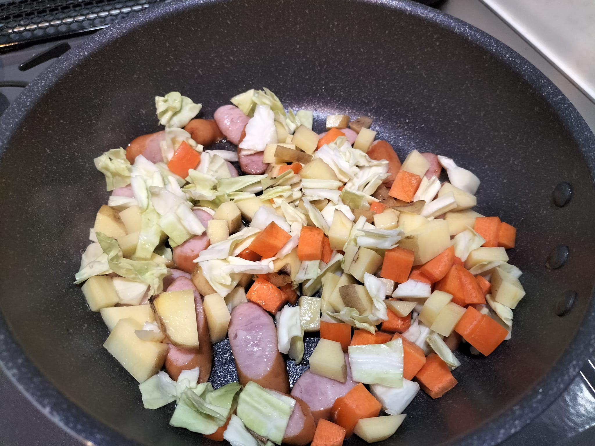 フライパンで炒めて居る材料