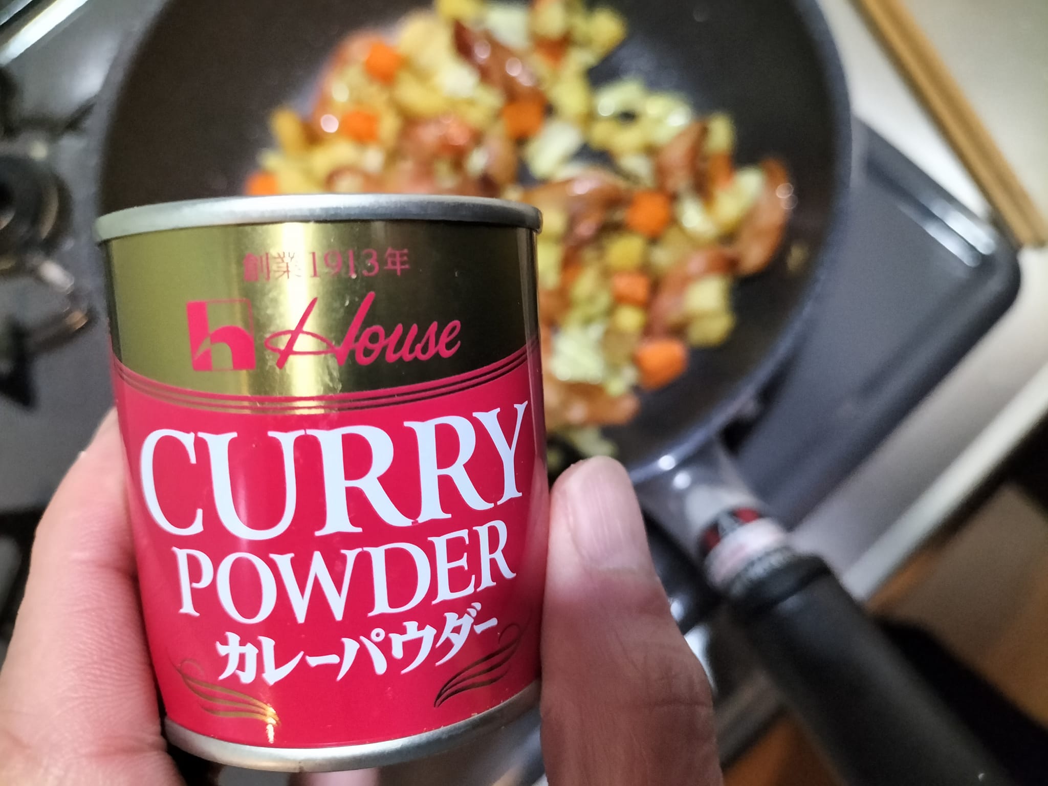 カレー粉のSBの赤缶