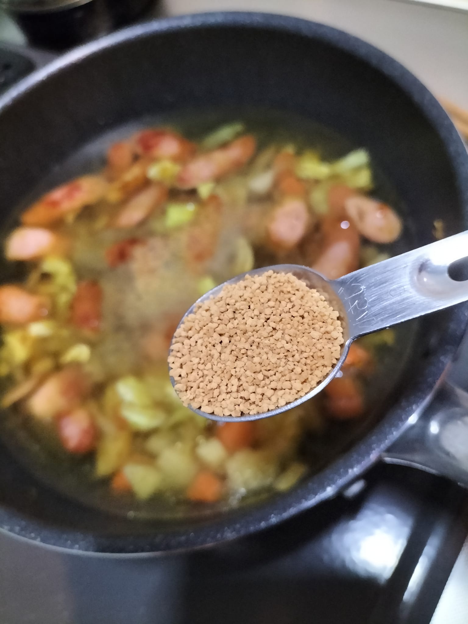 コンソメを入れ材料を煮ている