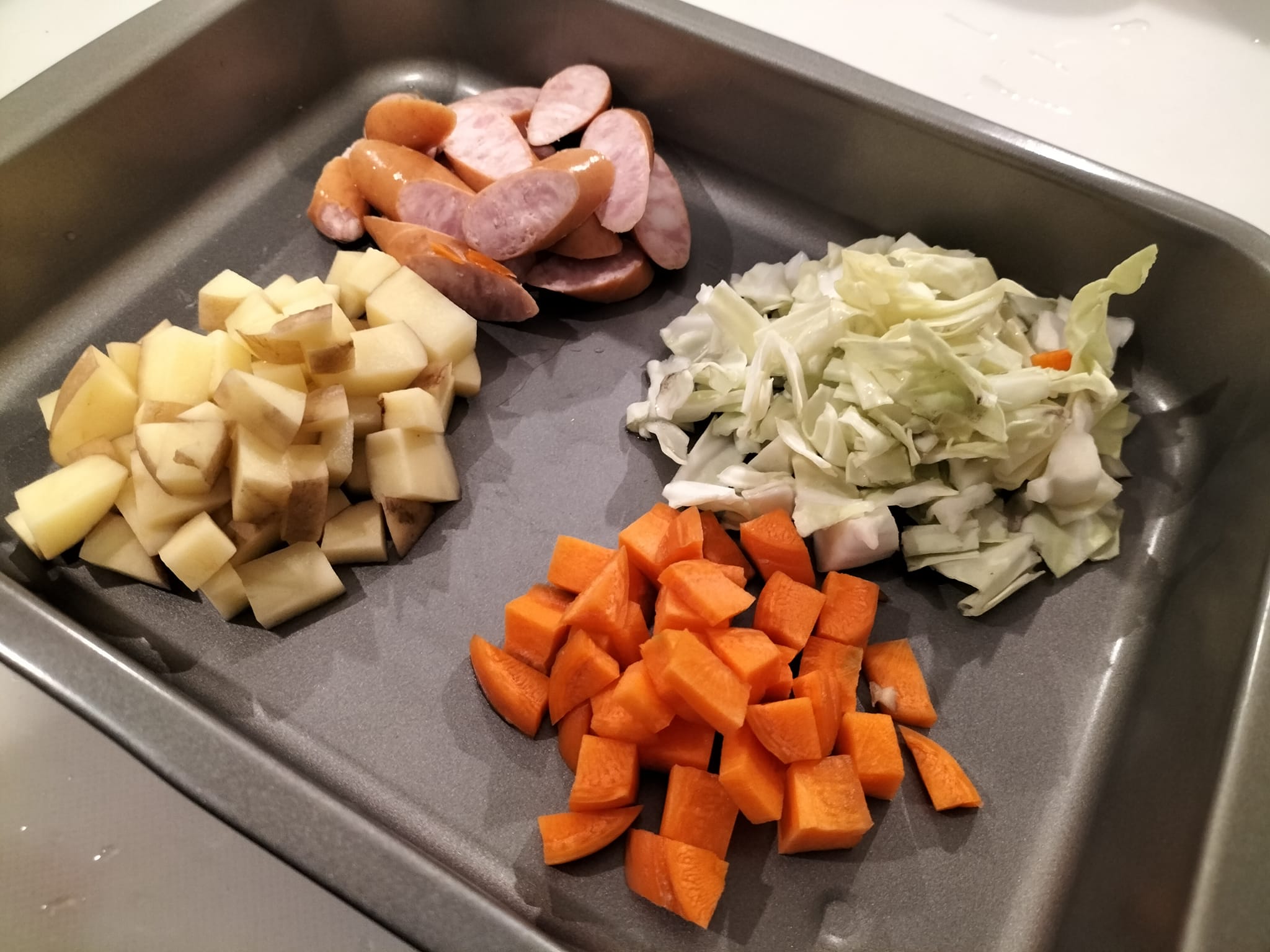 角切りにした玉ねぎ、にんじん、じゃがいも、キャベツと4等分に切ったウインナー