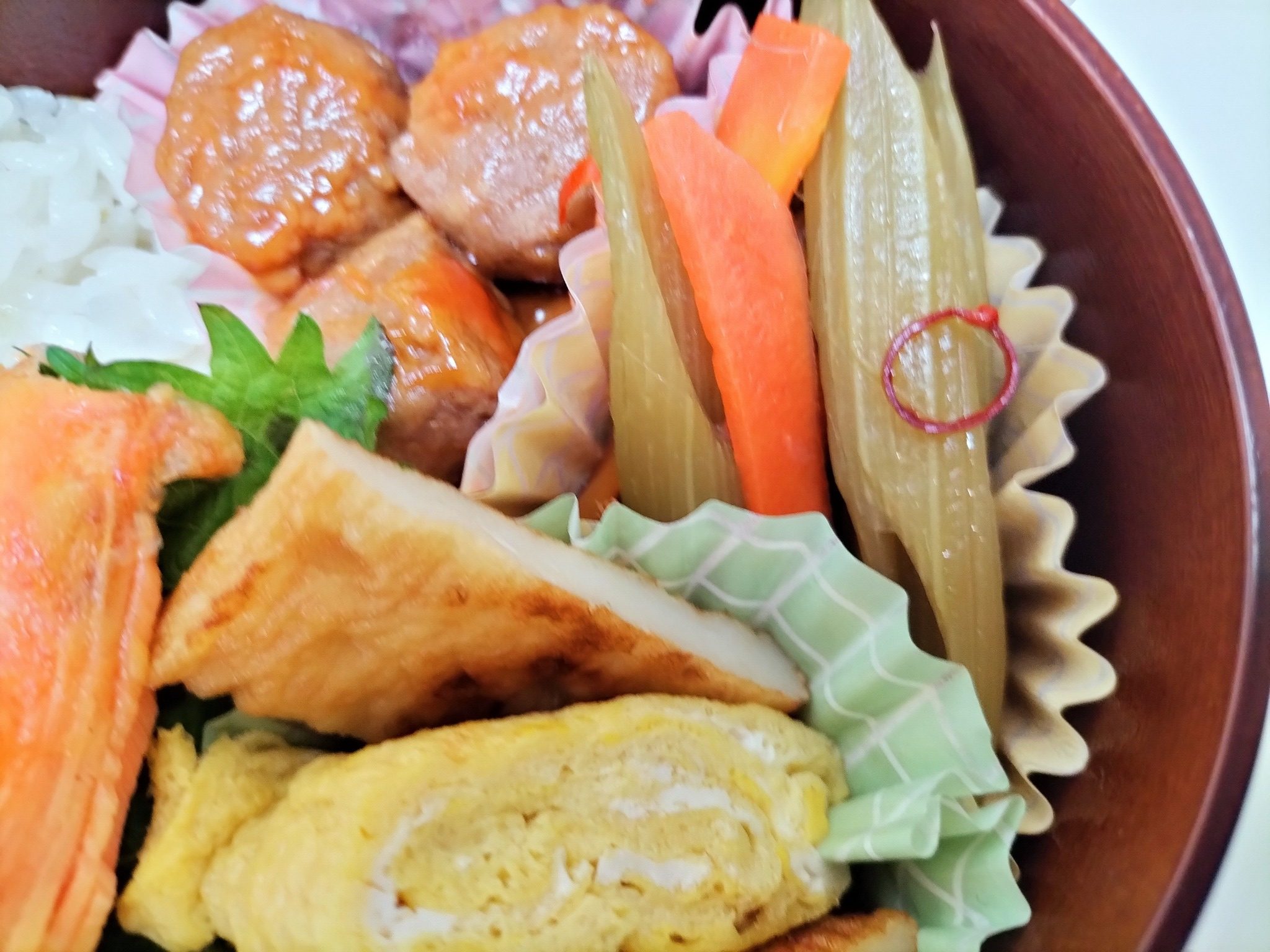 今日のお弁当のおかずのフキと人参、さつま揚げの煮物