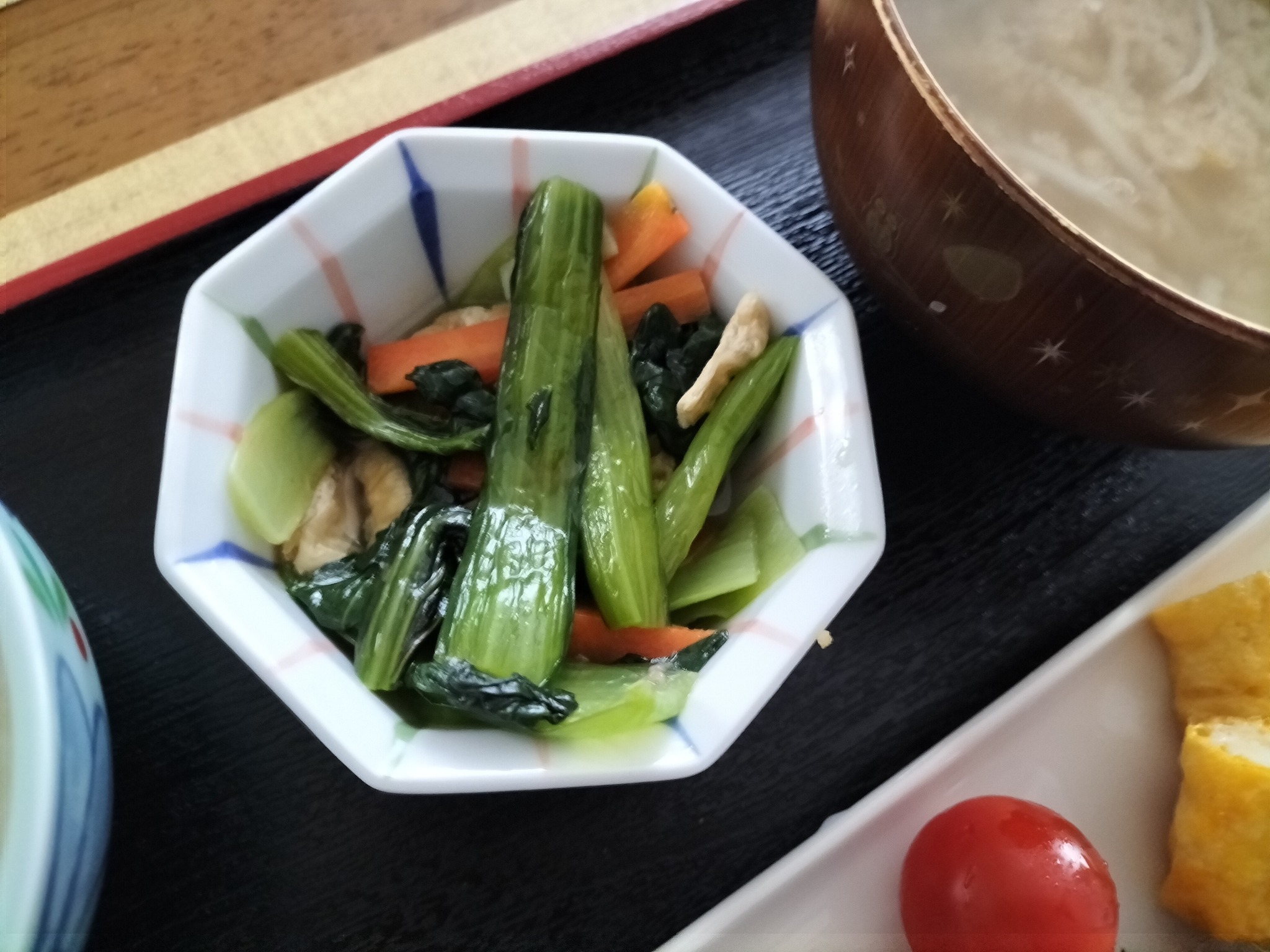 朝ごはん和食メインの献立：小松菜と人参と油揚げの炒め物