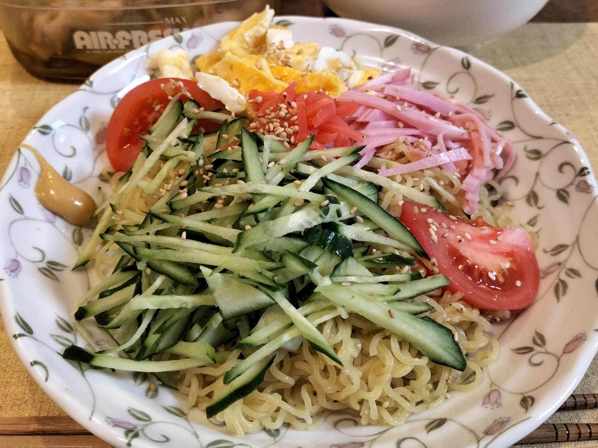 器に盛り付けして具材をトッピングした冷やし中華