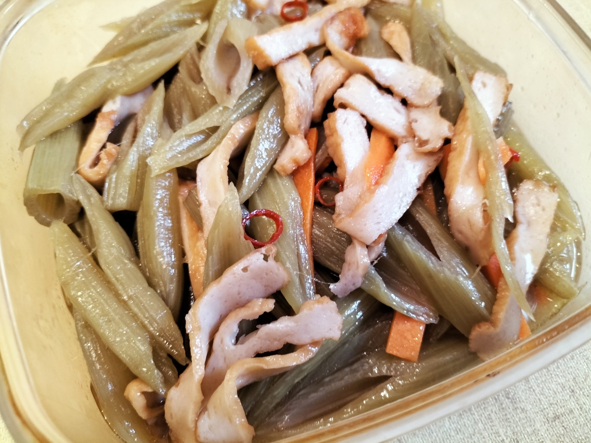 フキと人参、さつま揚げの炒め物