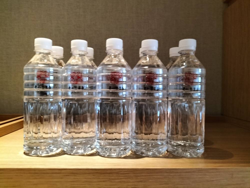 定山渓第一寶亭留翠山亭アメニティルームのミネラルウオーター