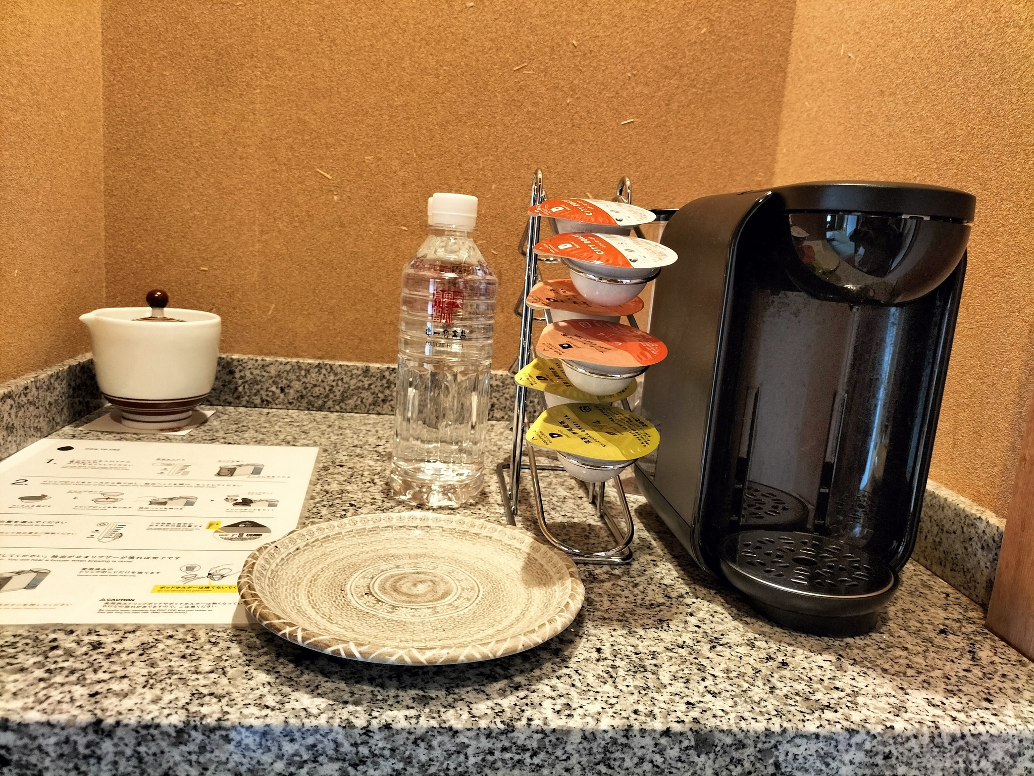 無料サービスのコーヒーとミネラルウオーター