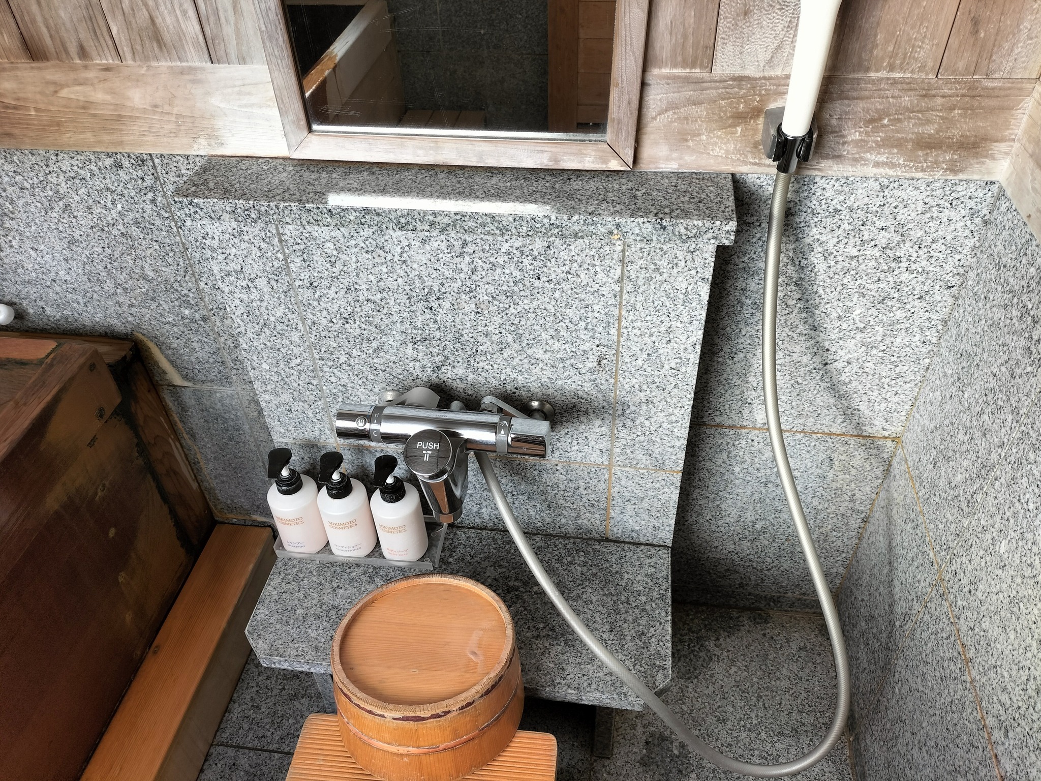 定山渓第一寶亭留翠山亭の客室展望風呂のシャンプー、リンス、ボディソープ