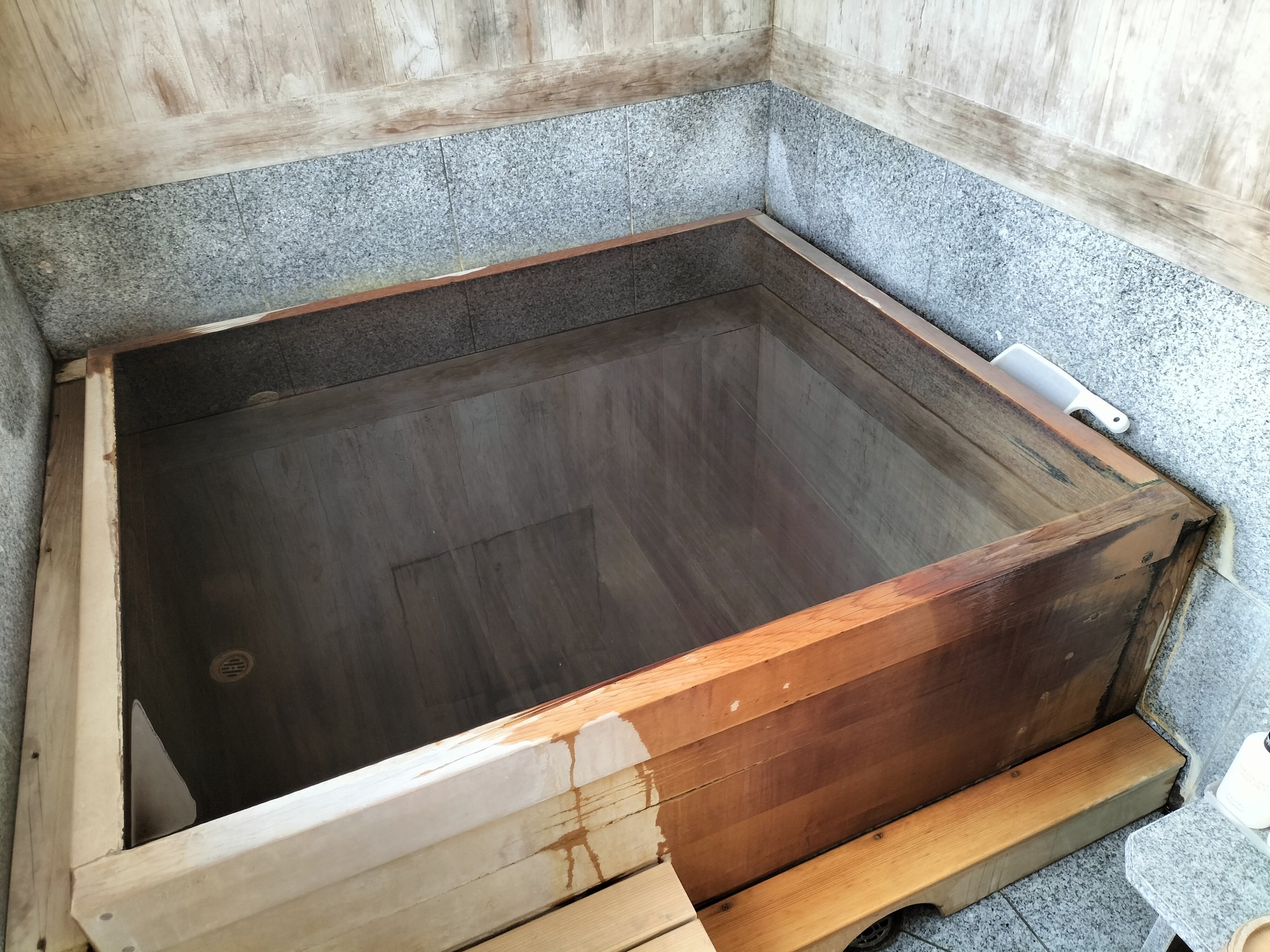 定山渓第一寶亭留翠山亭の客室展望風呂の湯舟