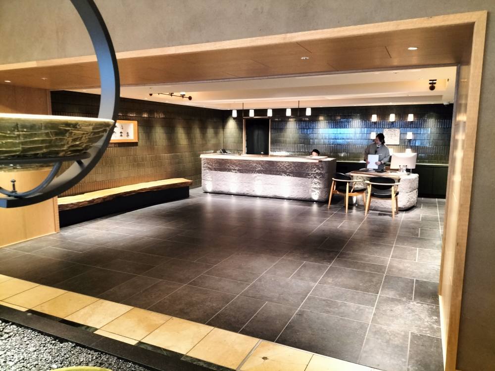 定山渓第一寶亭留翠山亭 ロビーのカウンター