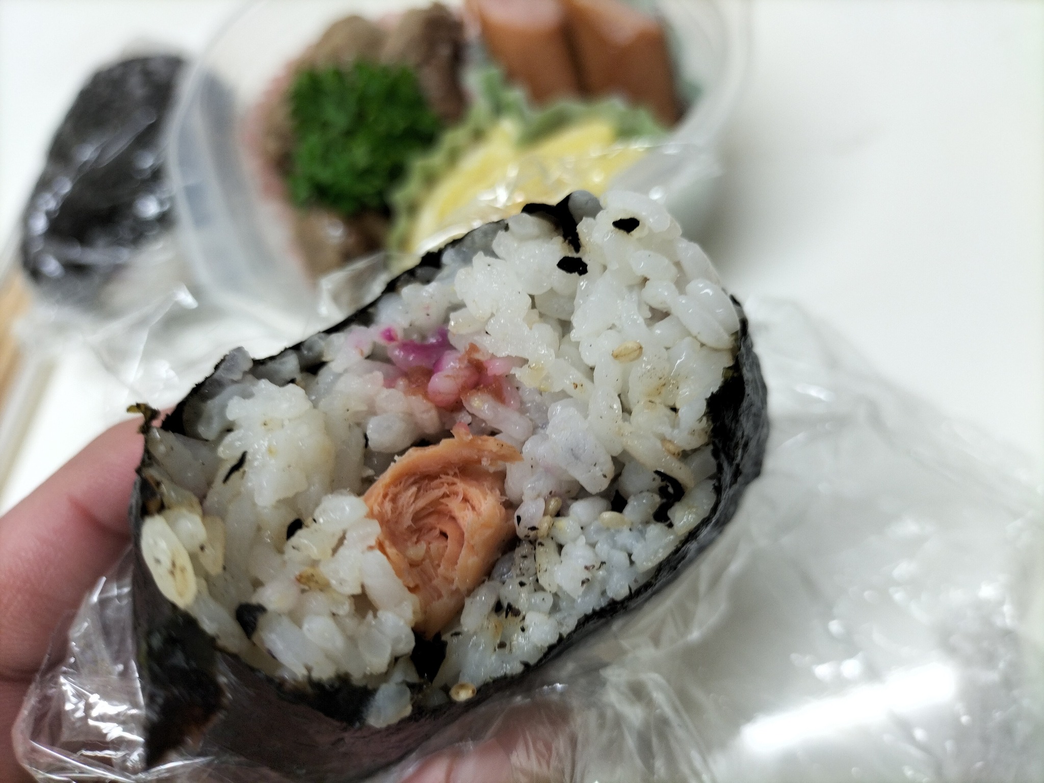 今日のお弁当の鮭のおにぎり
