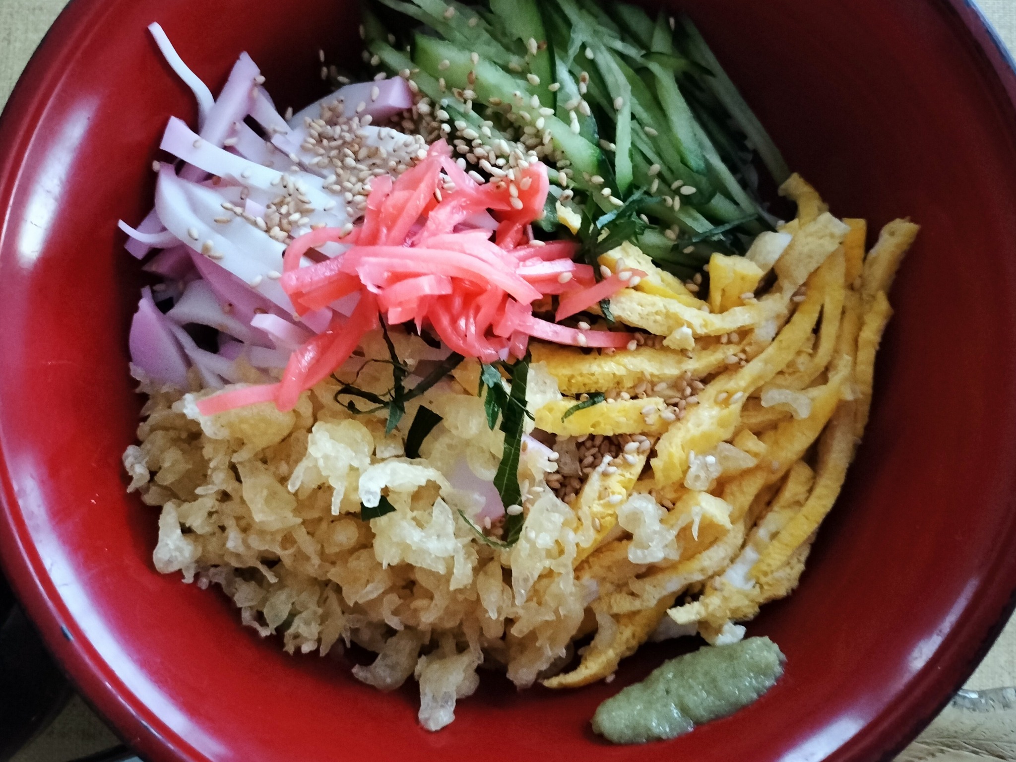 主食の冷たい蕎麦の冷やしたぬき蕎麦