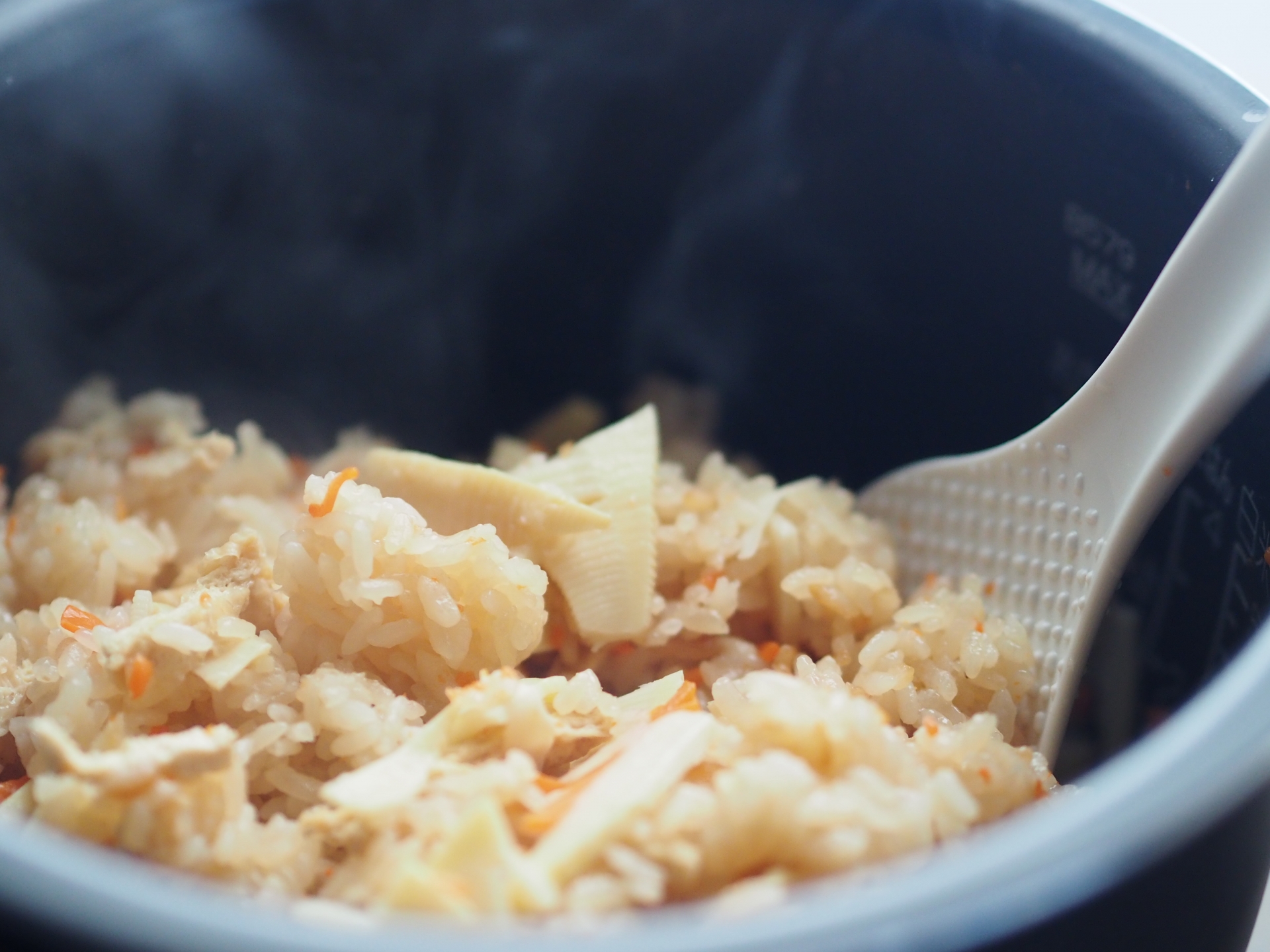 炊き上がったたけのこの炊き込みご飯