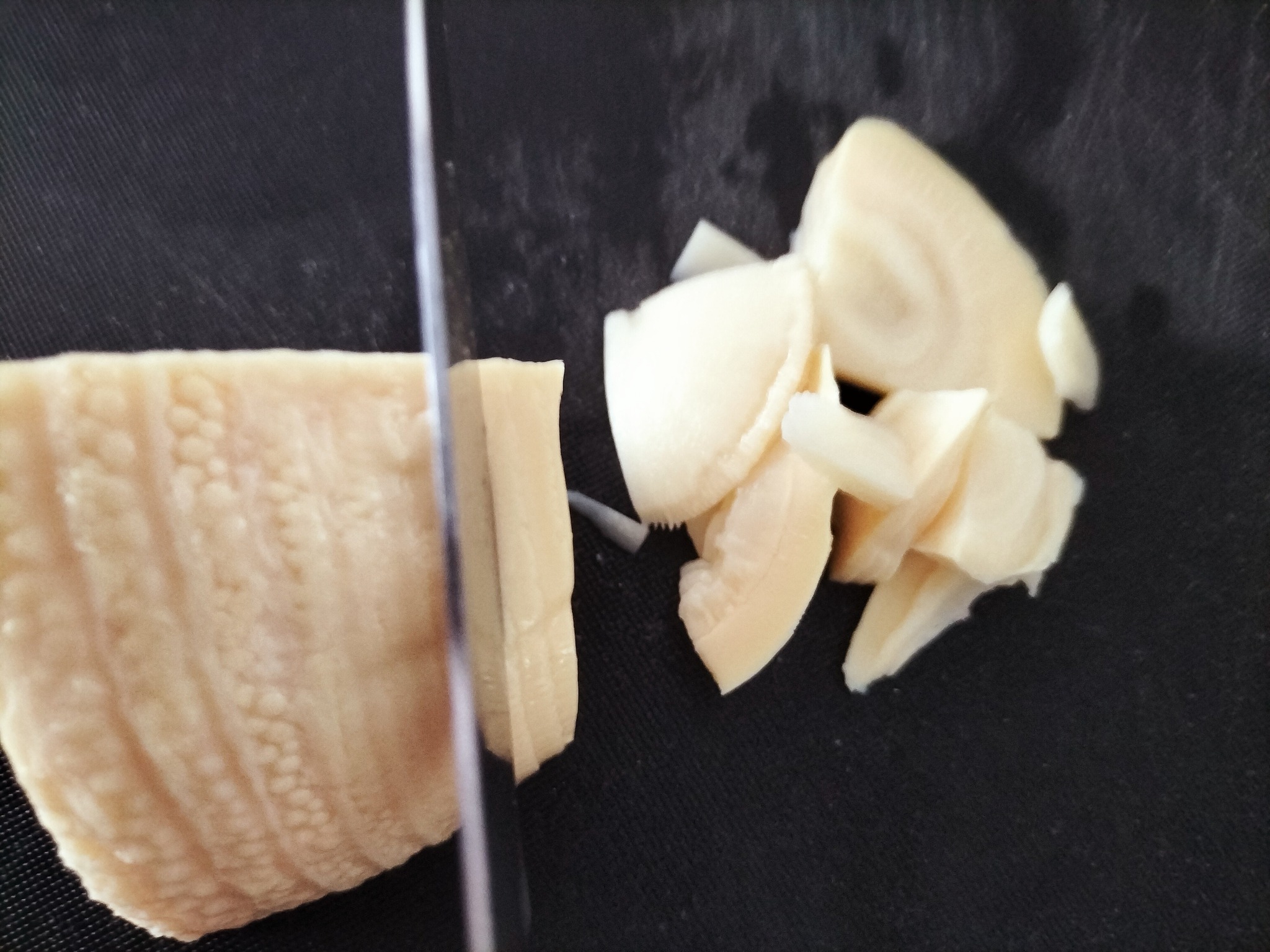 横に薄切りにしたたけのこの水煮