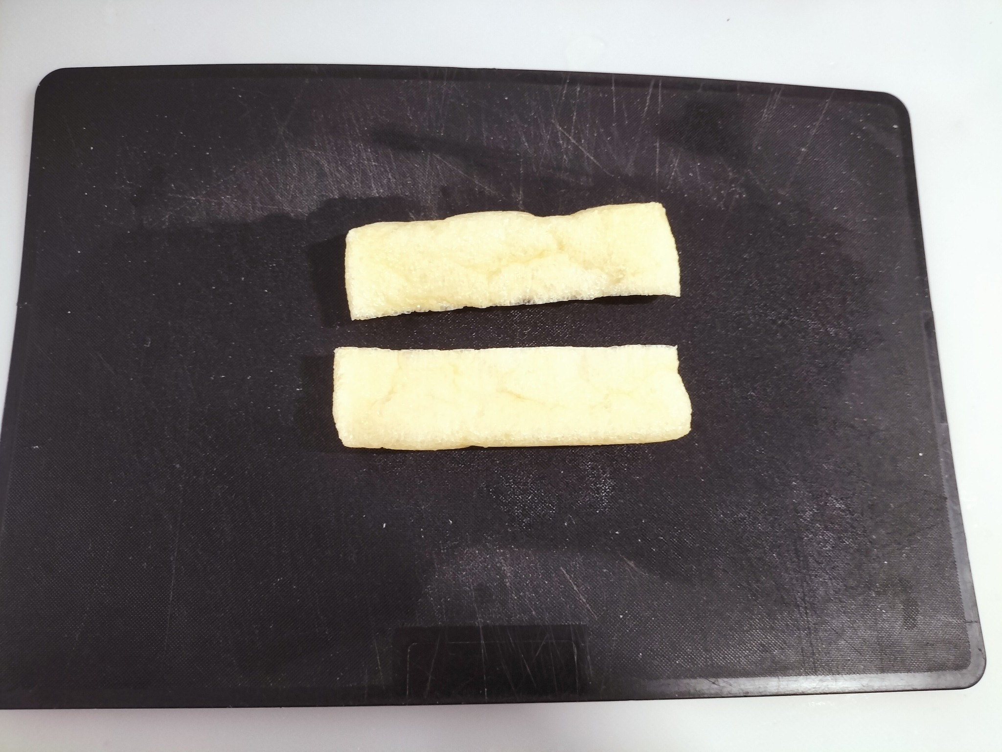 縦半分に切った油揚げ