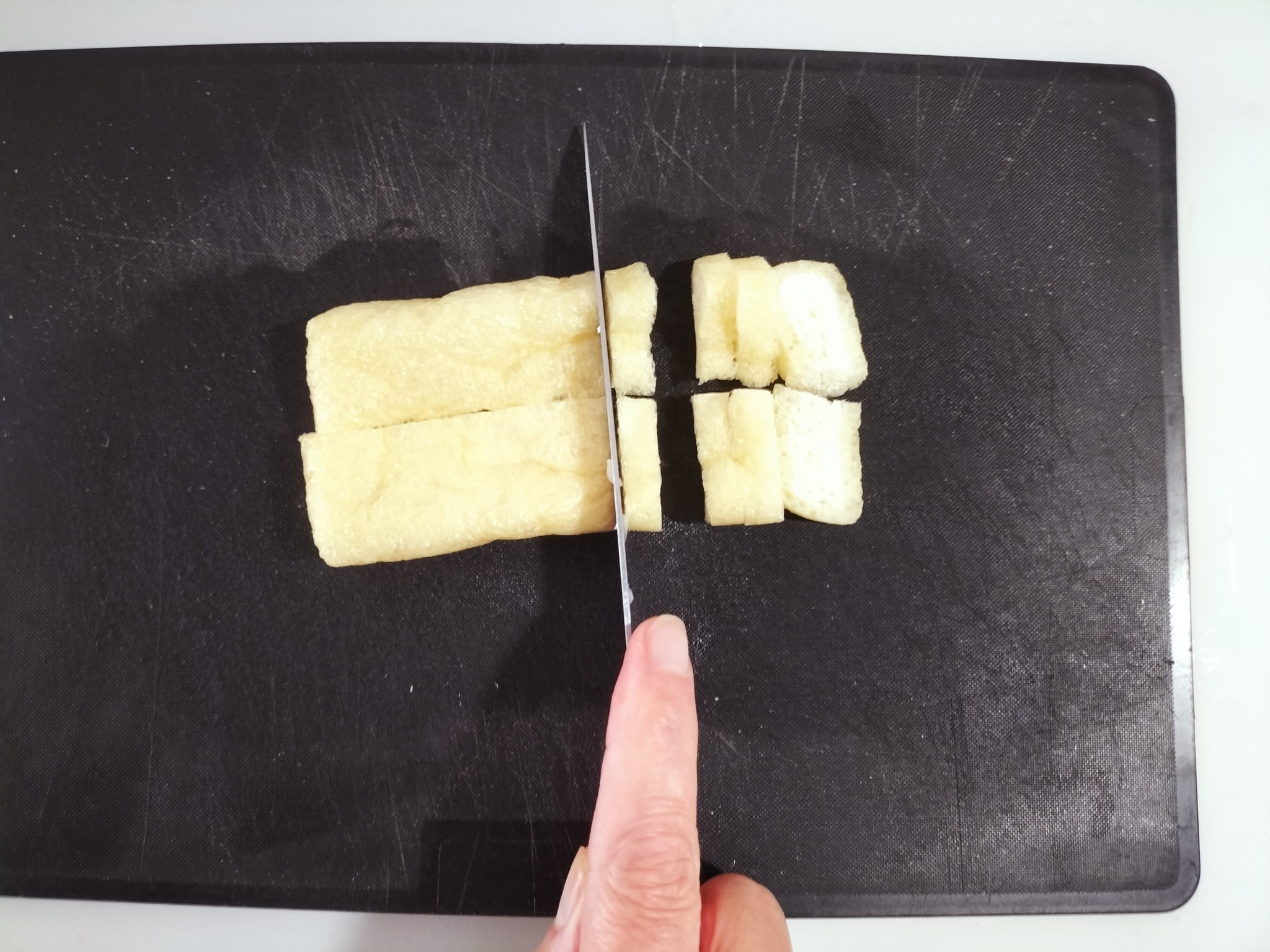 横に8~10mm幅に切った油揚げ