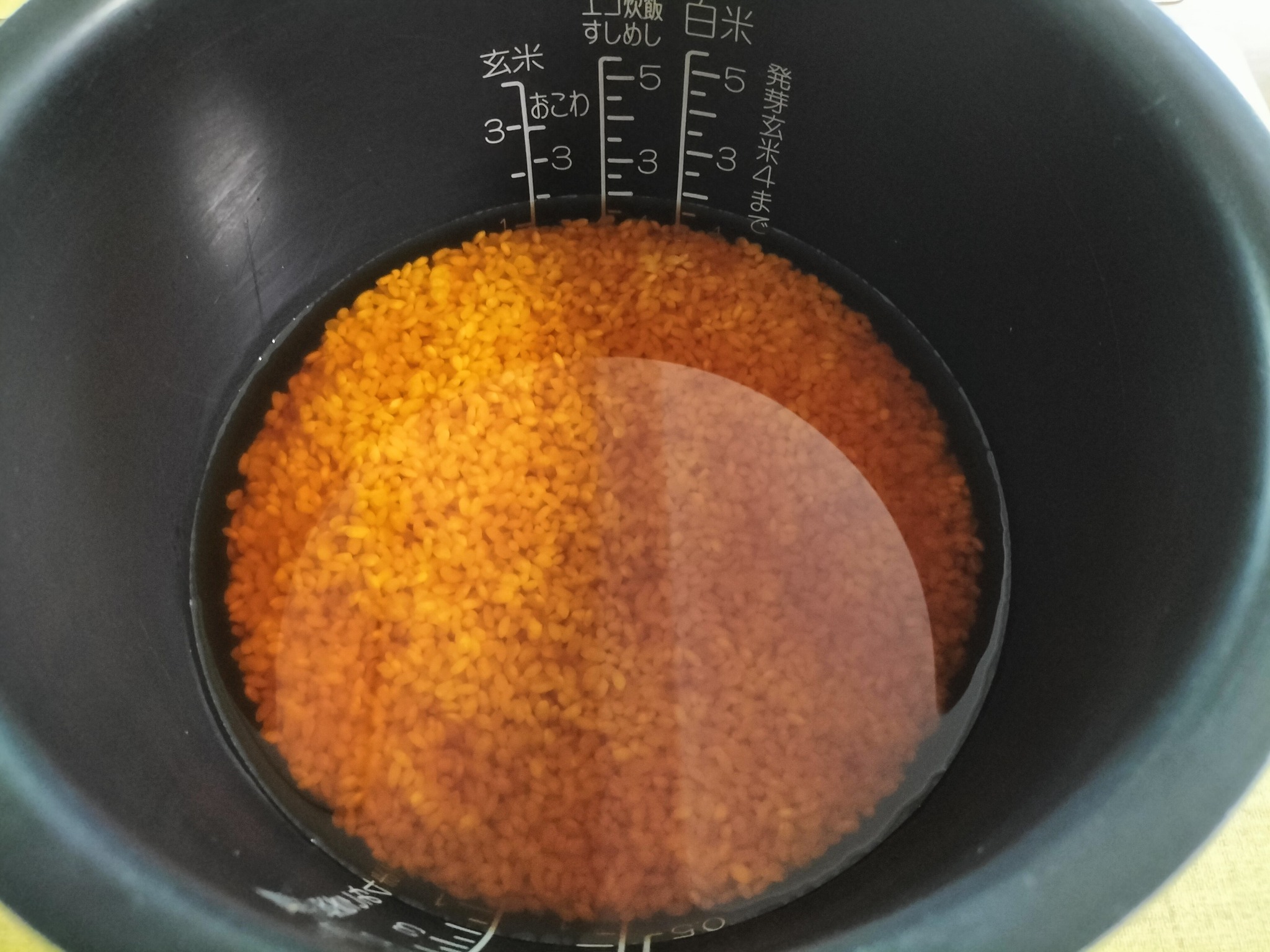 炊飯器に入れた米と調味料