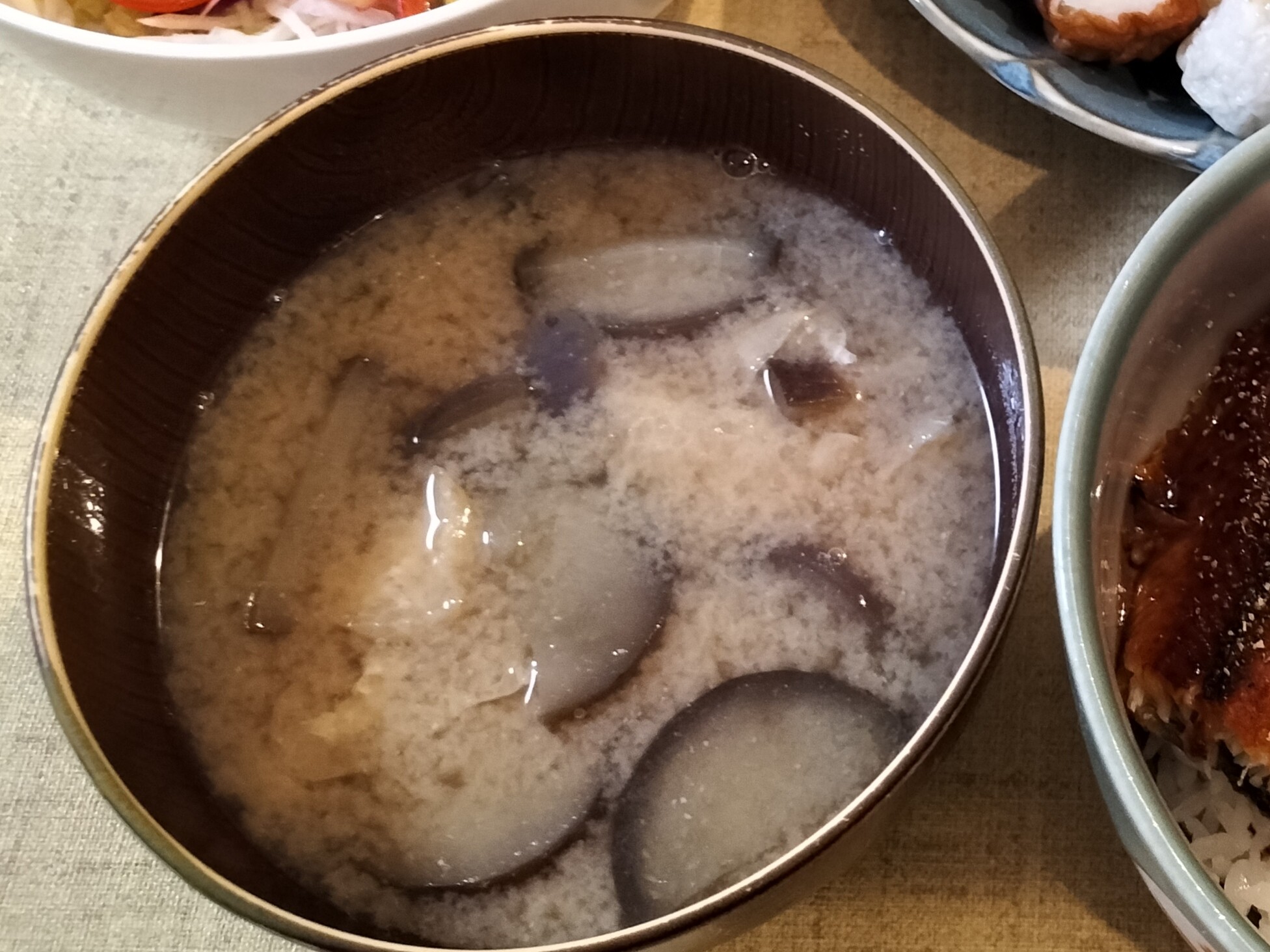 器に盛り付けたなすと油揚げの味噌汁