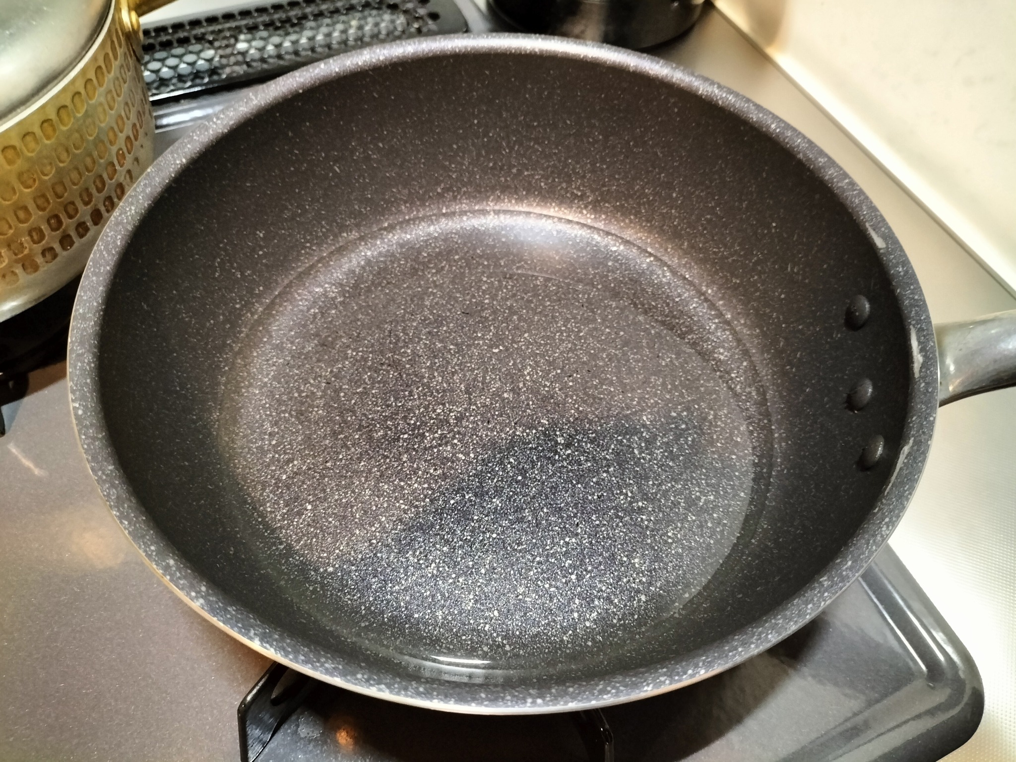 水を入れたフライパン
