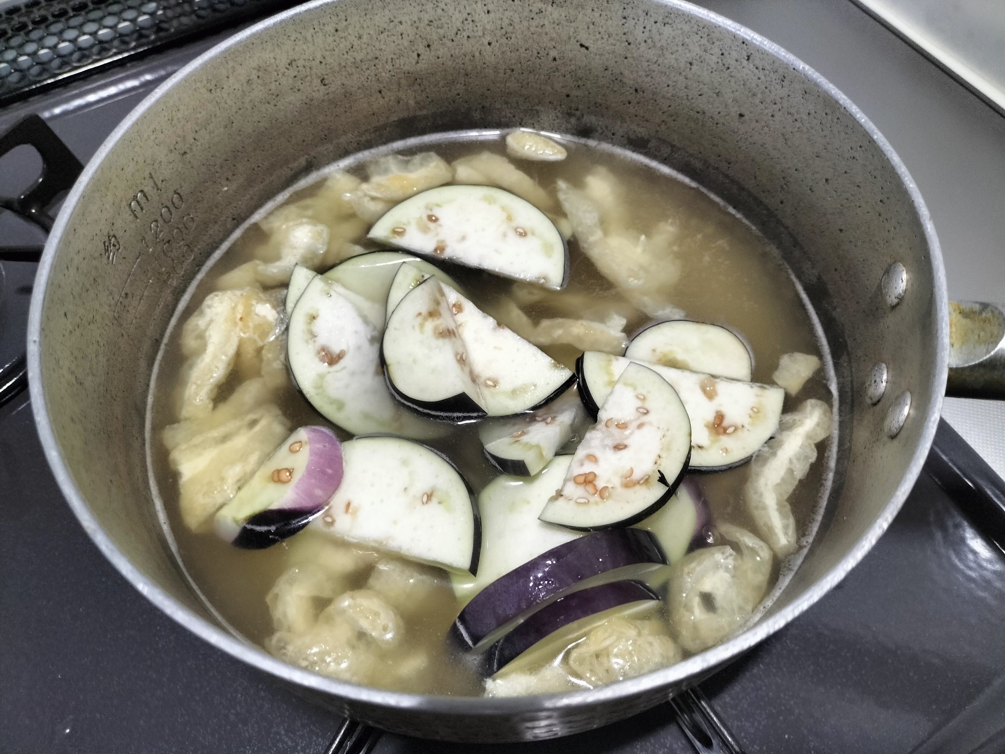 なすを入れひと煮立ちさせている