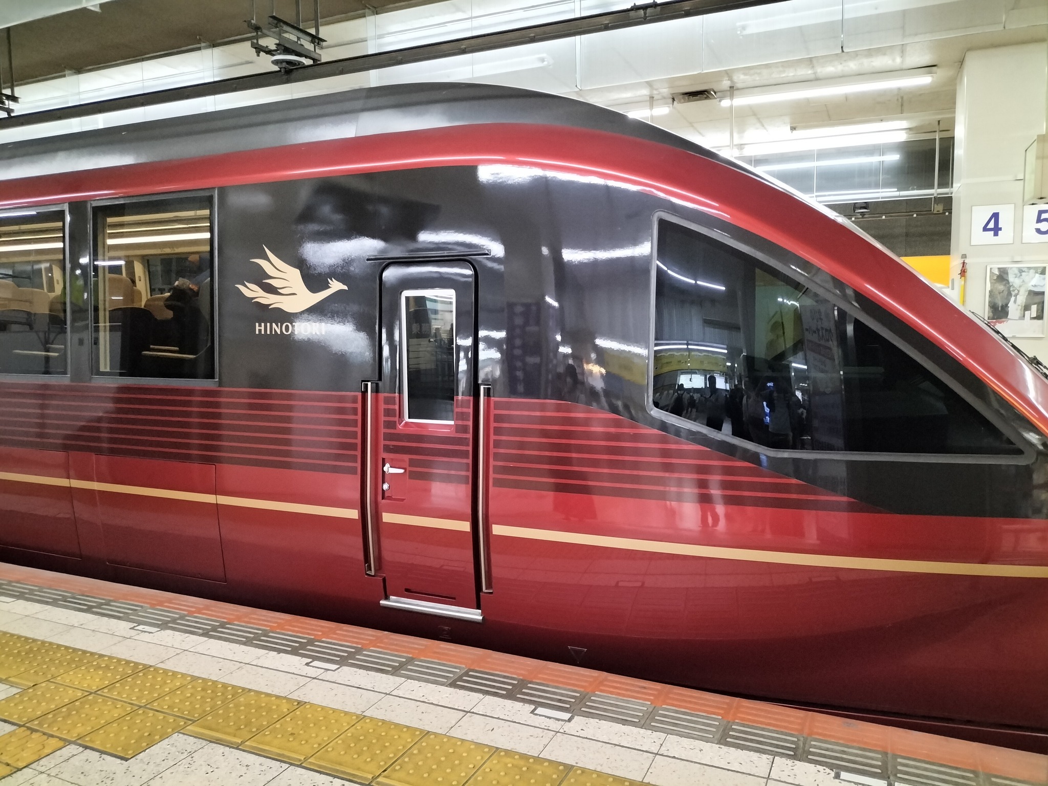 ホームに停車中の近鉄特急ひのとり