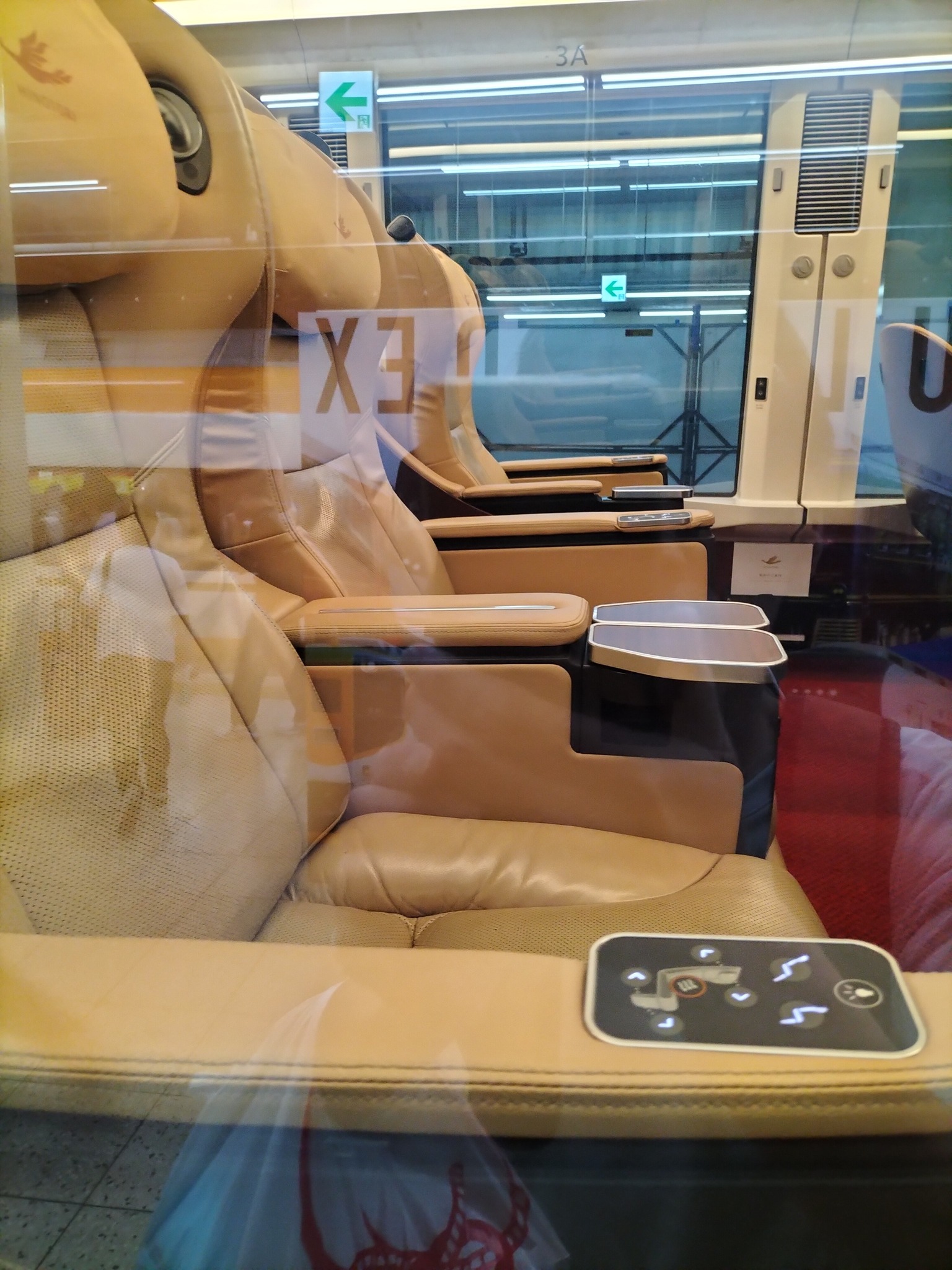 近鉄特急ひのとりの車内 