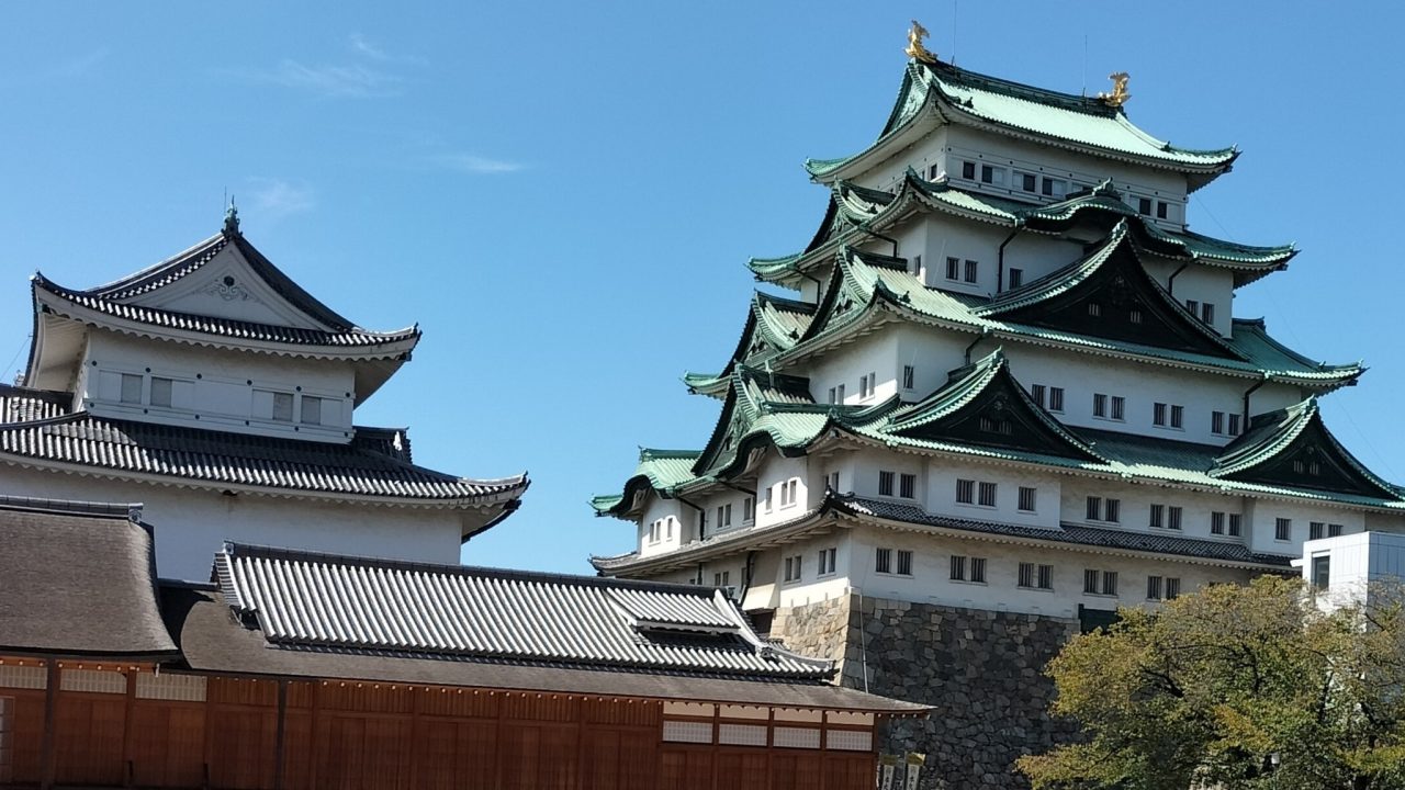 名古屋城の天守閣と小天守閣