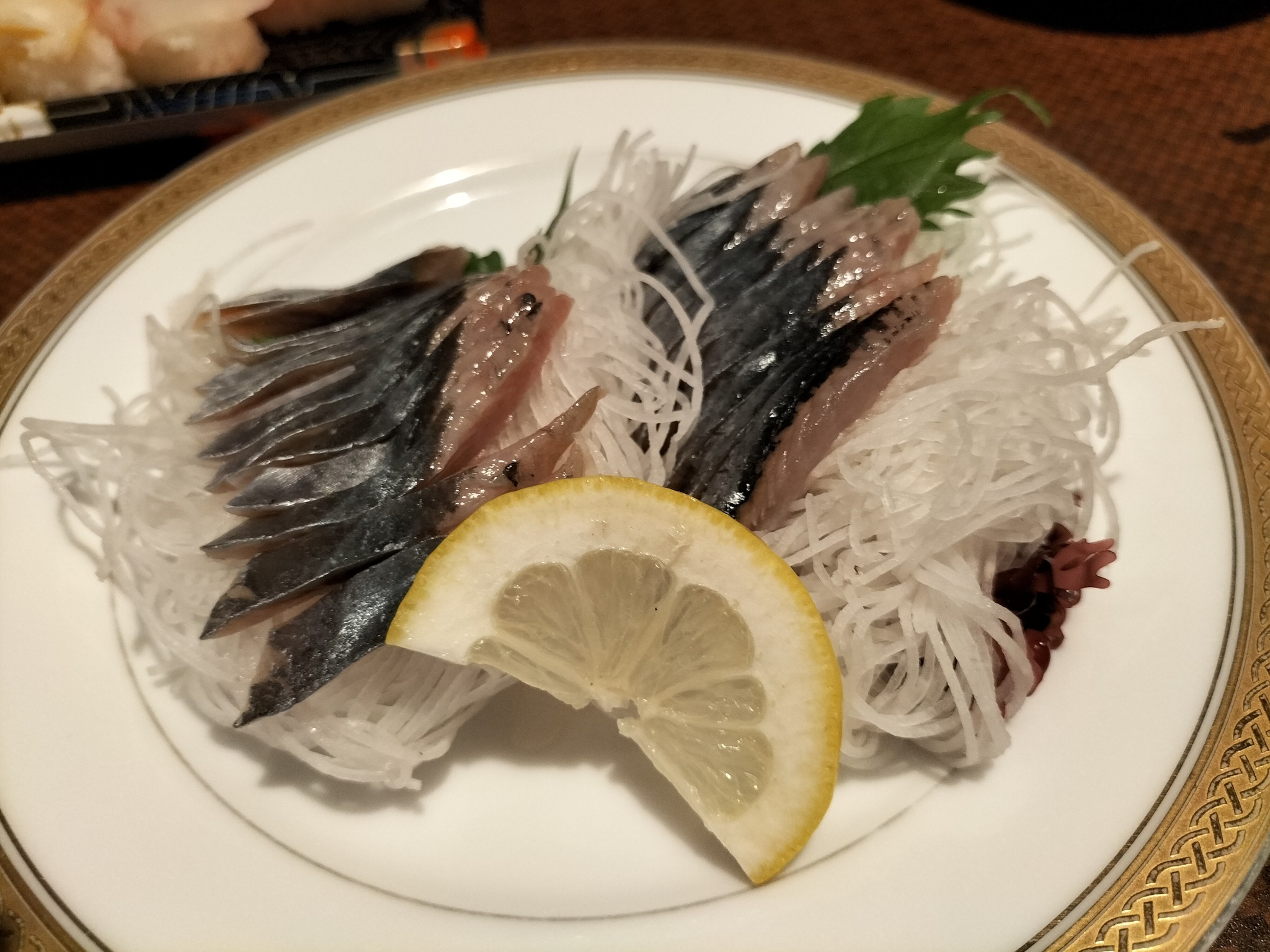 お皿に盛り付けしたさんまの刺身