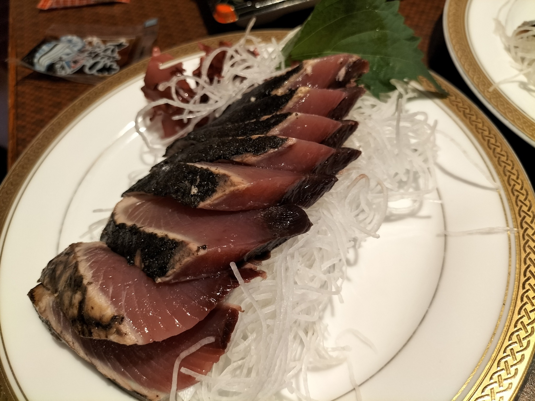 お皿に盛り付けしたカツオの刺身