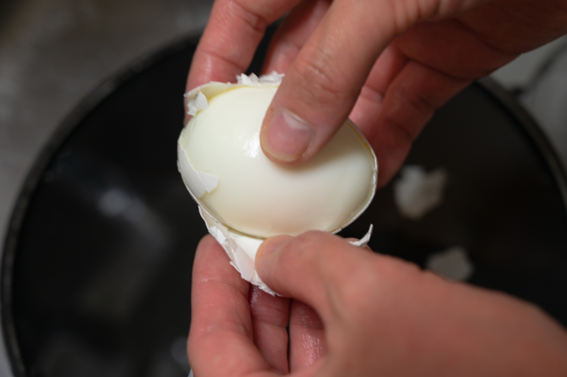 ゆで卵の殻をむいている