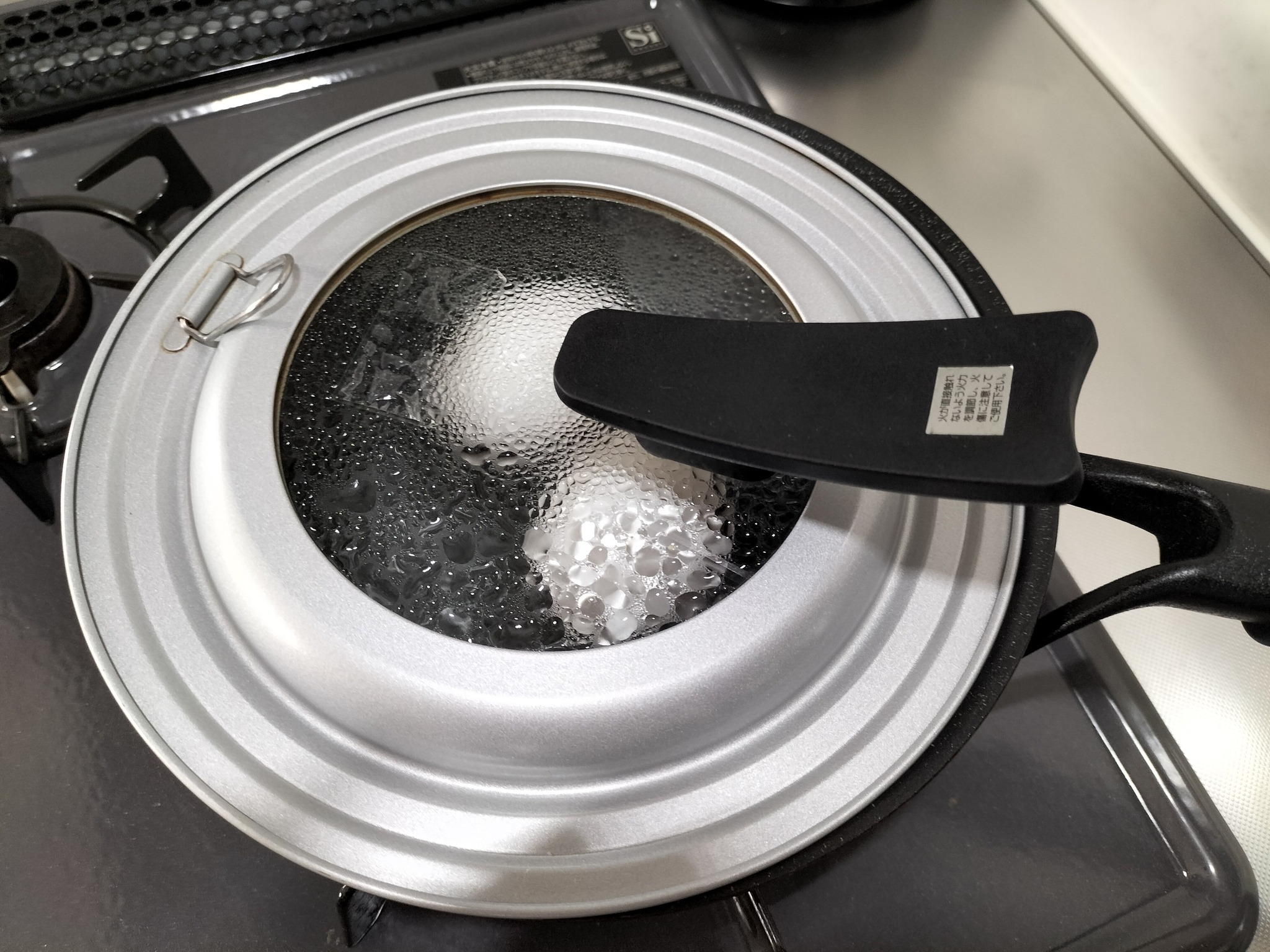 卵を蒸し煮している