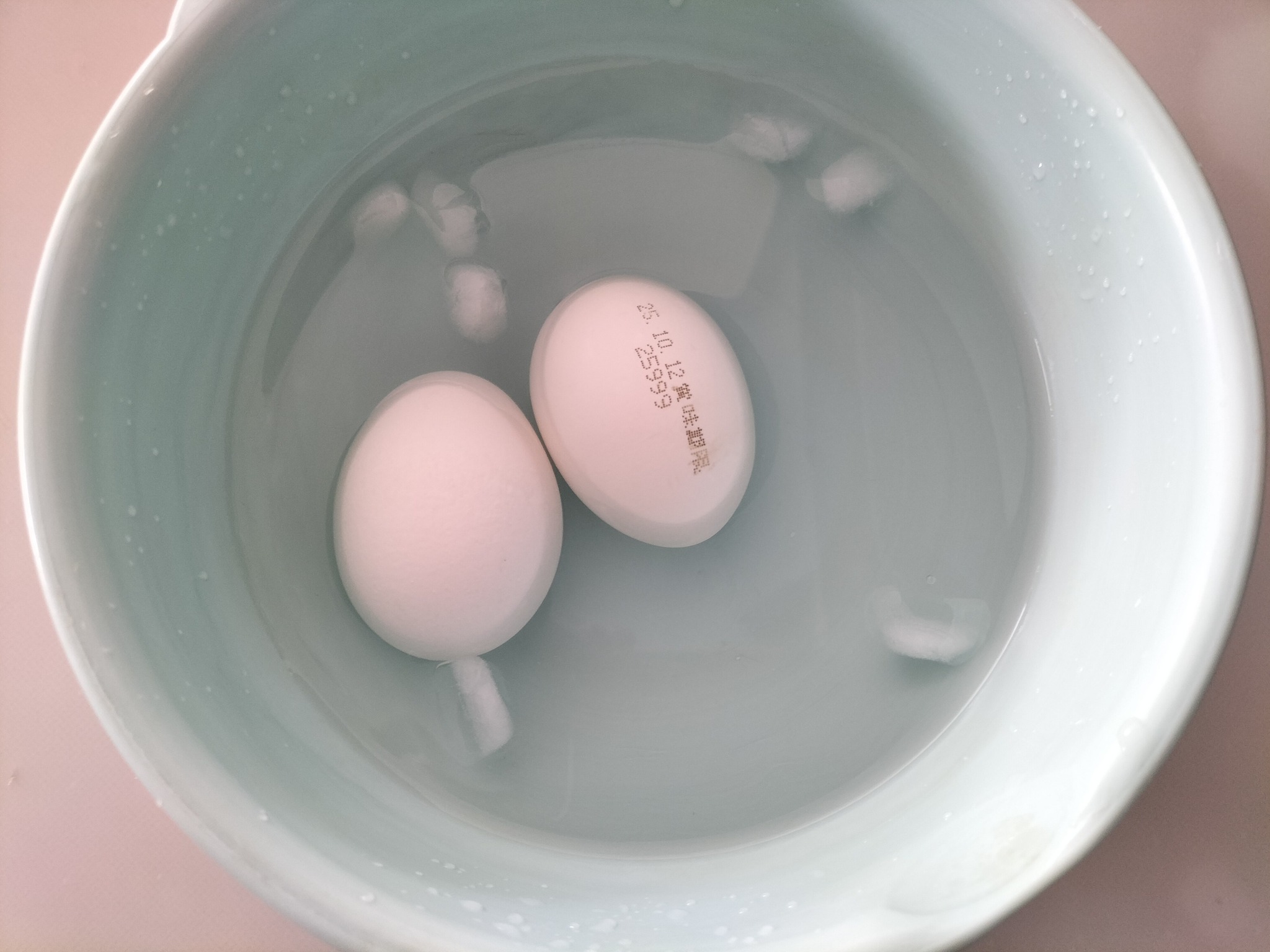 冷水で冷やしているゆで卵