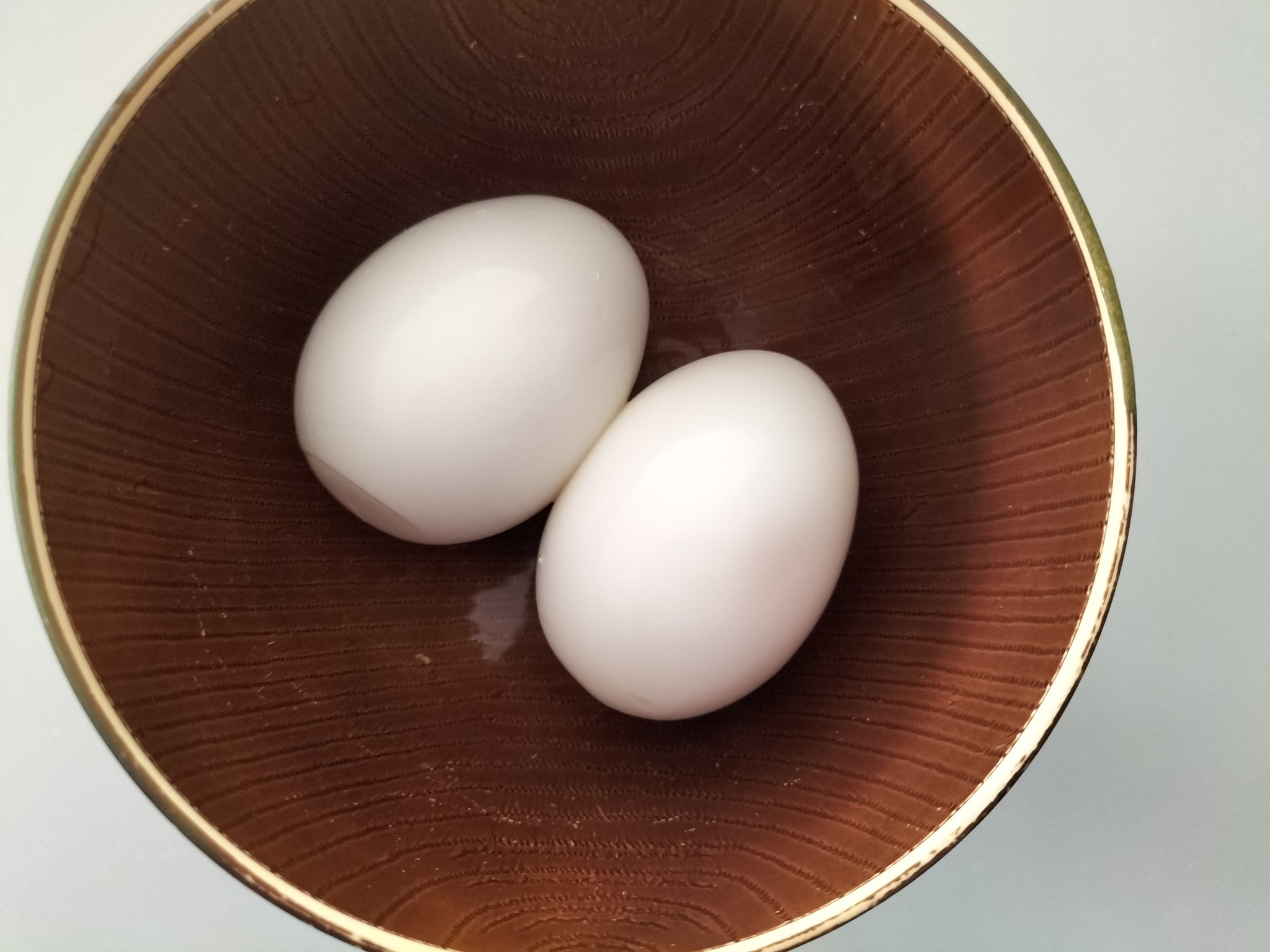 殻をむき終わったゆでたまご卵