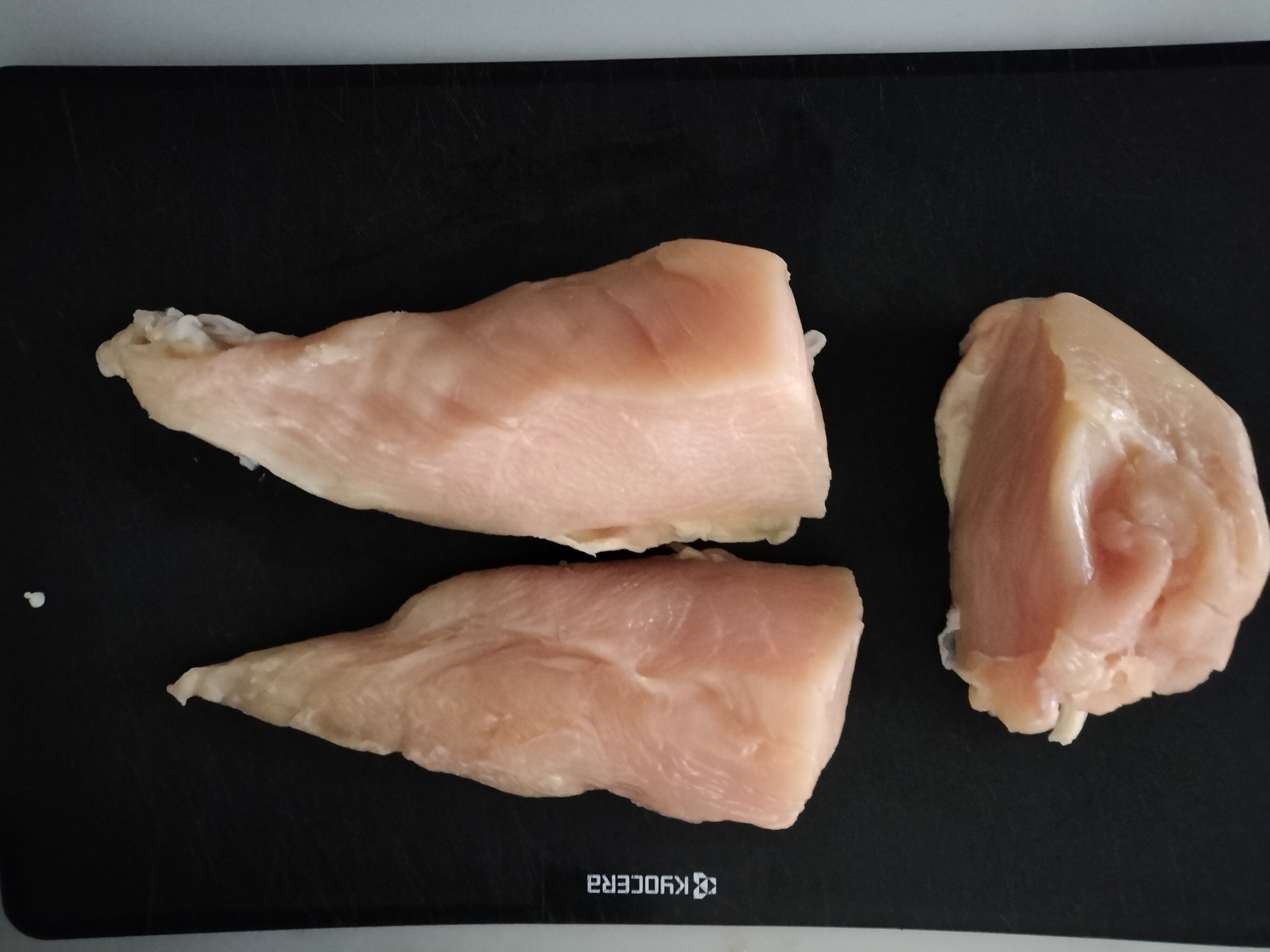 部位ごとに切り分けた鶏むね肉