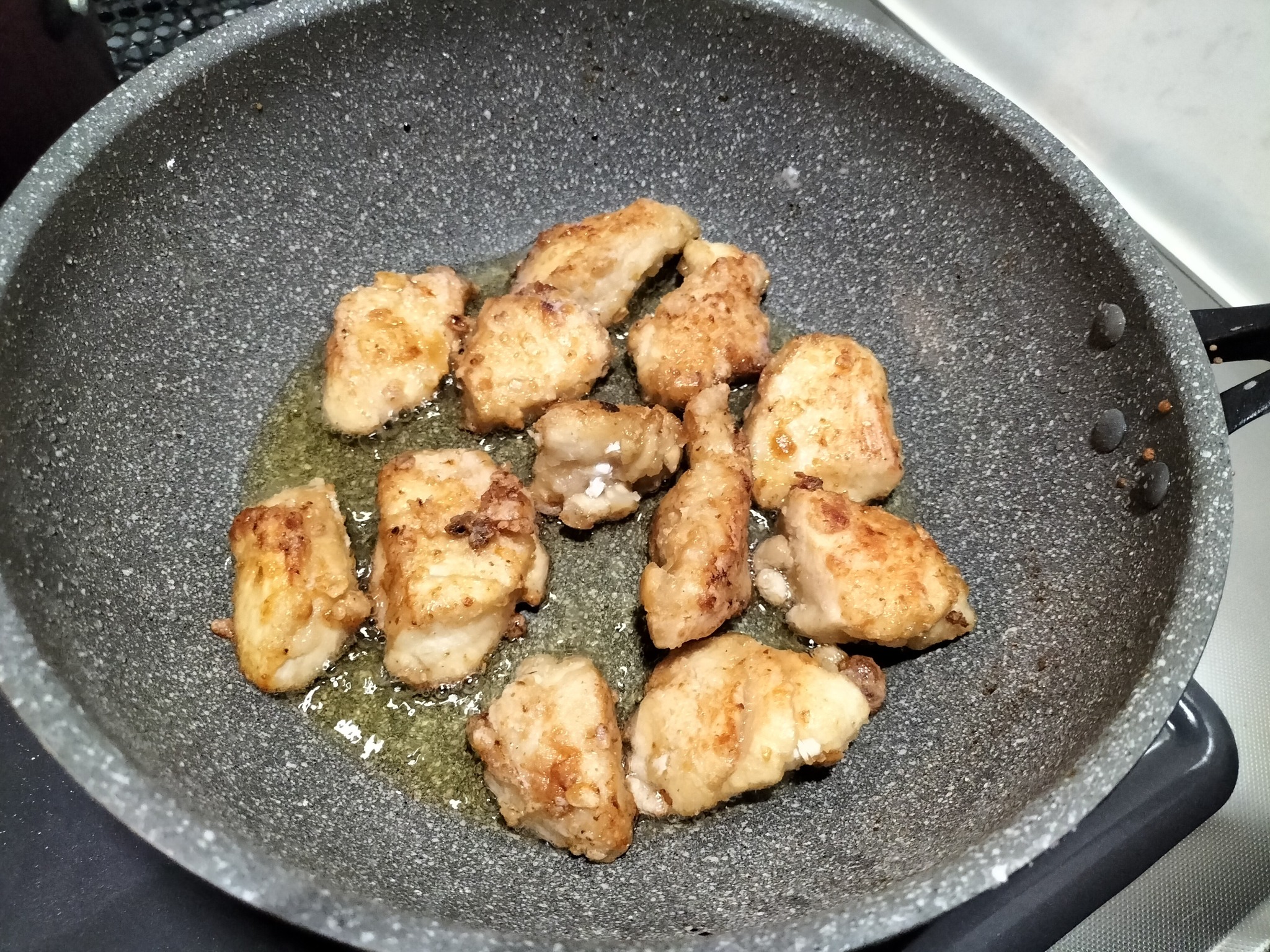 鶏胸肉を上下を返し転がしながら加熱している