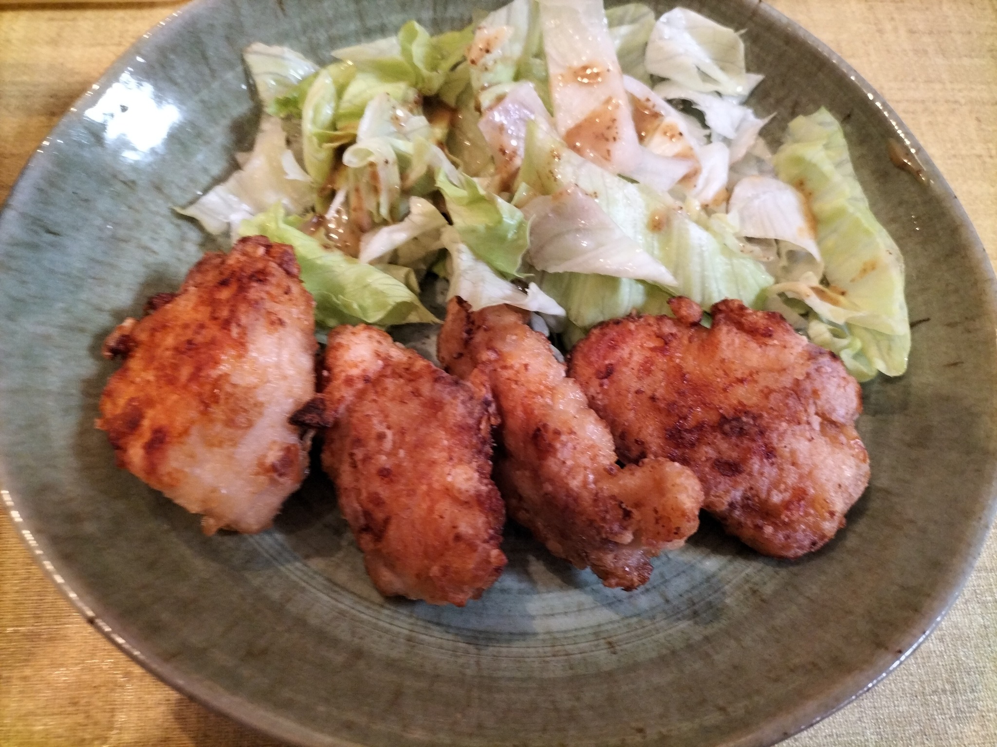 器に盛り付けした鶏胸肉のから揚げ