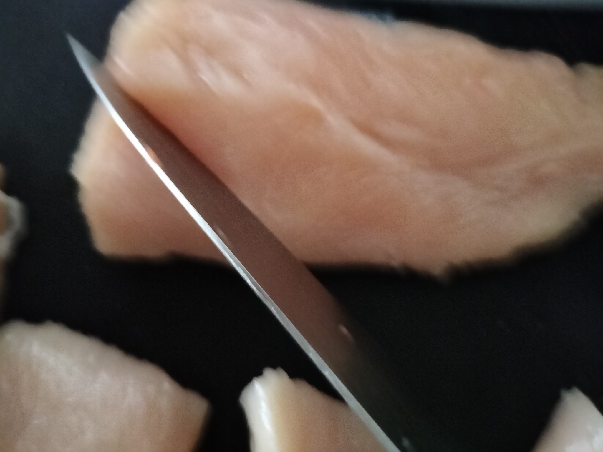 食べやすい大きさに切った鶏むね肉