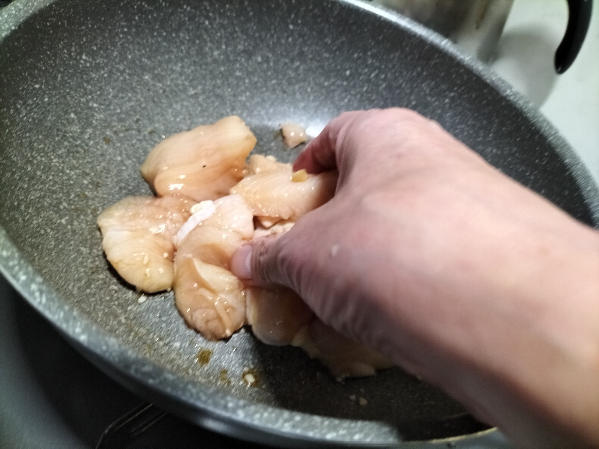 調味料を入れ揉みこんだ多鶏胸肉