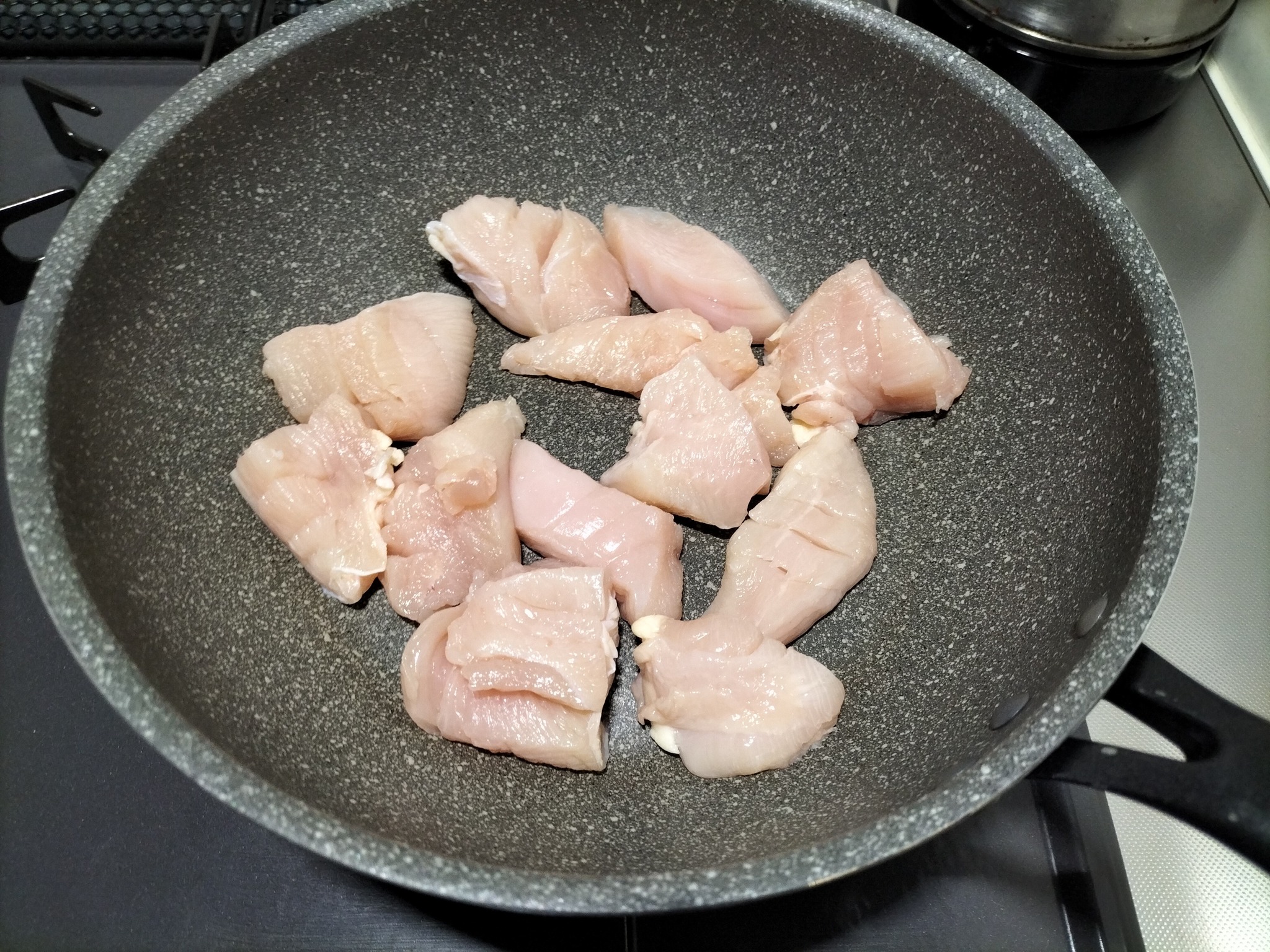 フライパンに投入した鶏胸肉