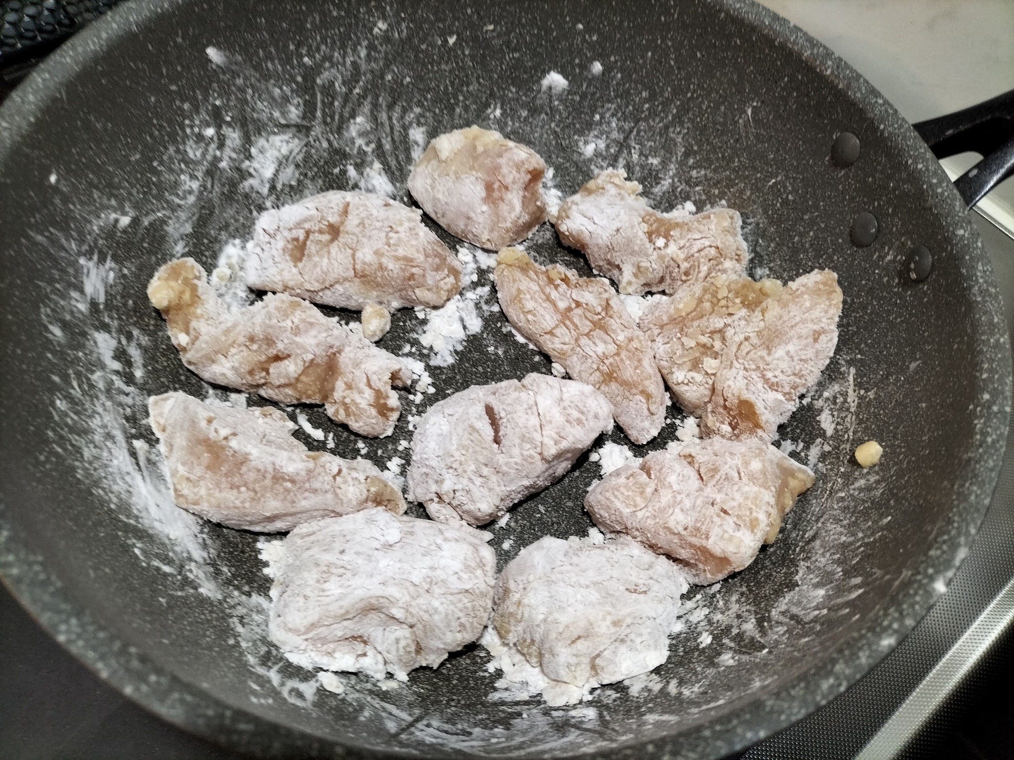 残りの片栗粉を全体にまぶして重らないようにならべた鶏胸肉