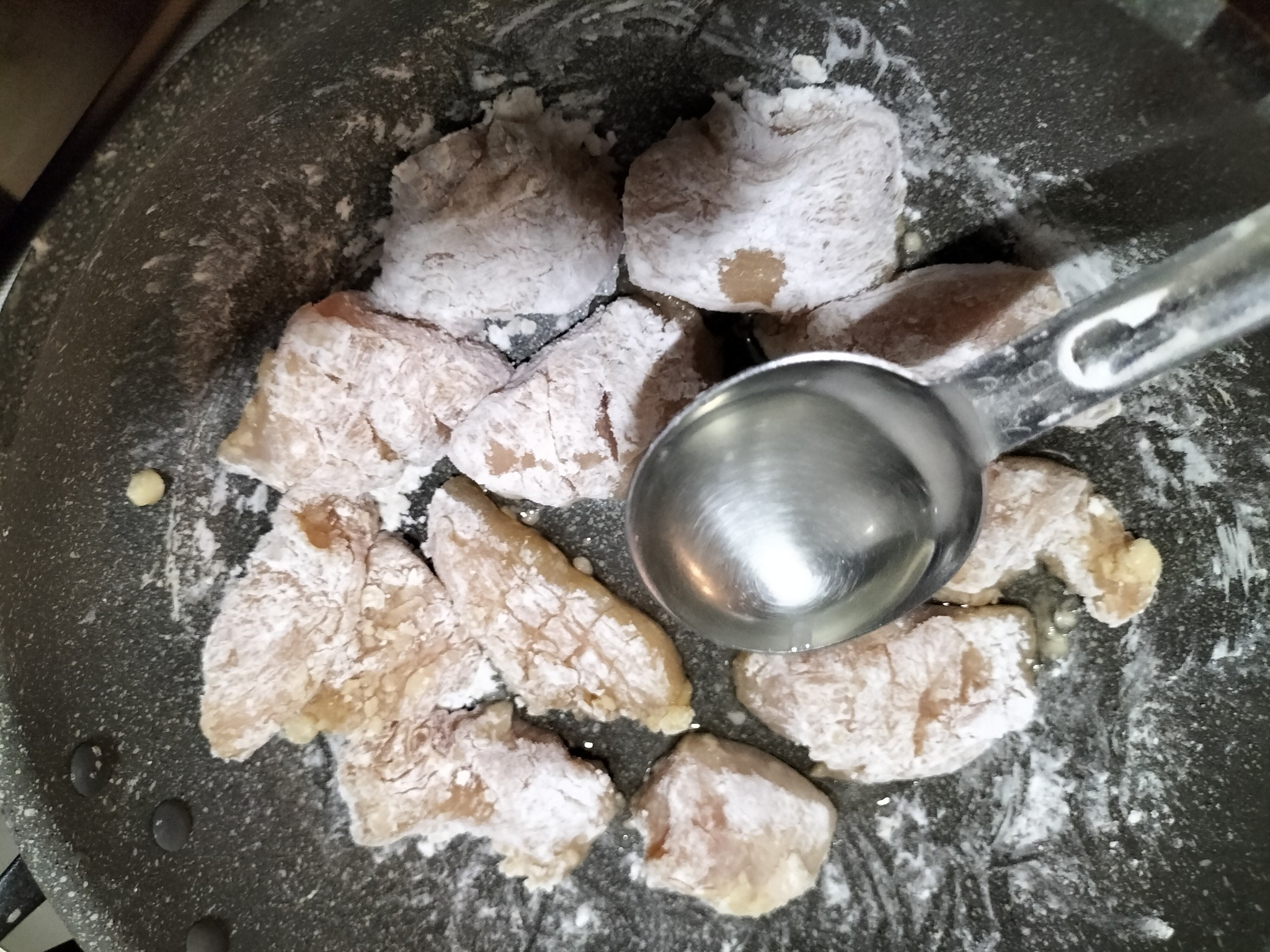 サラダ油を入れ中火で熱している鶏胸肉