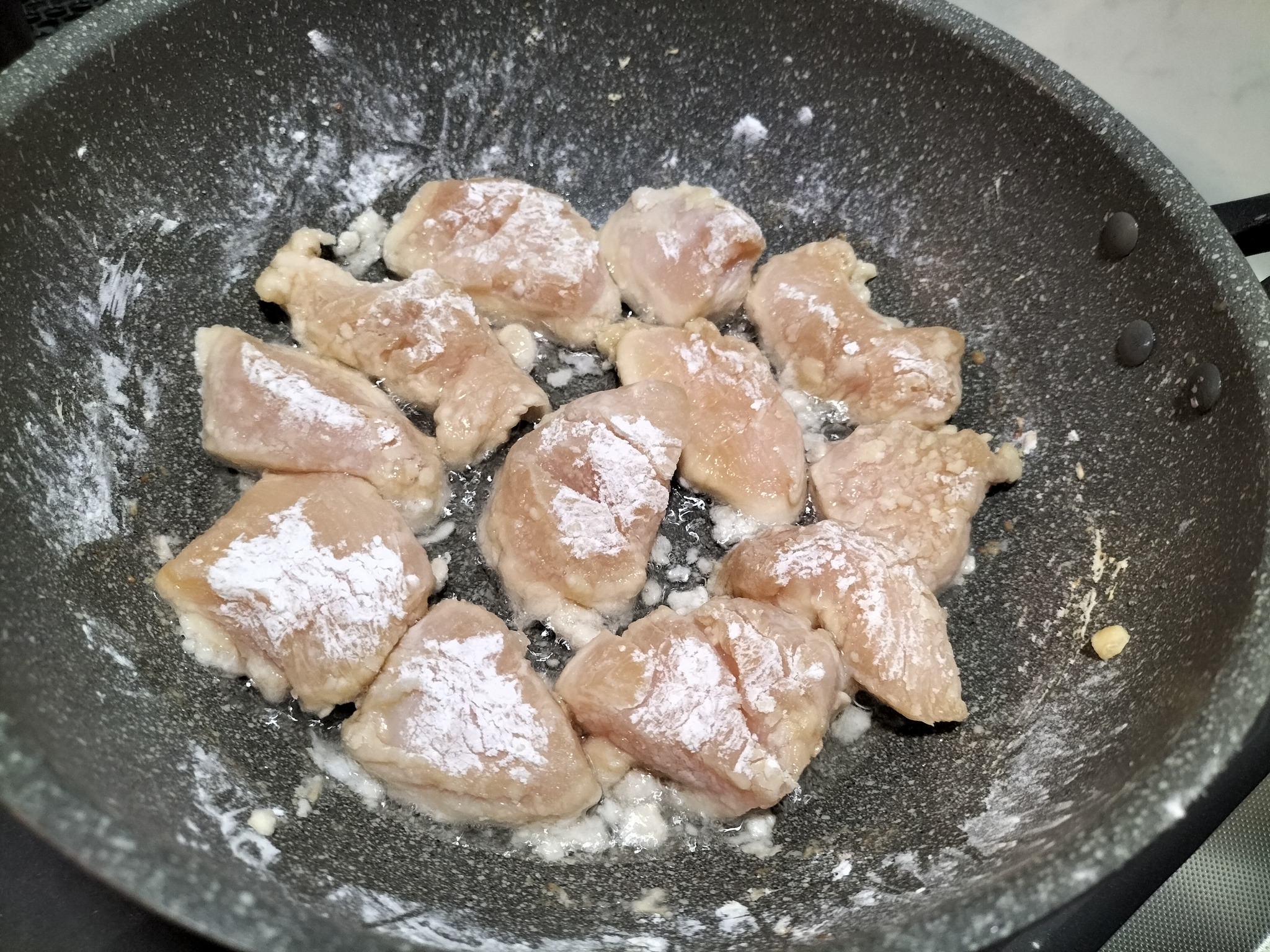 片栗粉大さじ4の半量を加えなじました鶏胸肉