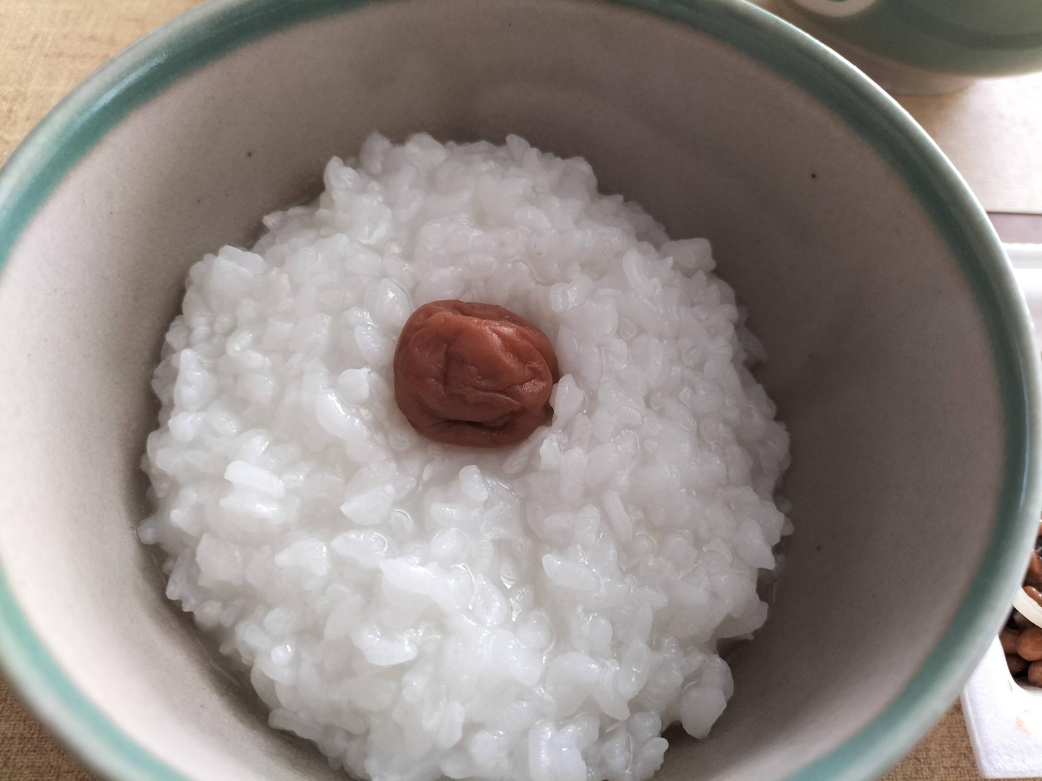 梅干をトッピングしたおかゆ