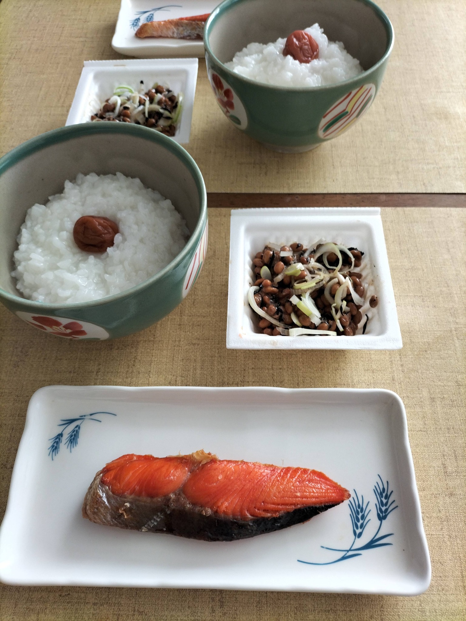 おかゆと焼き鮭、梅、納豆の献立