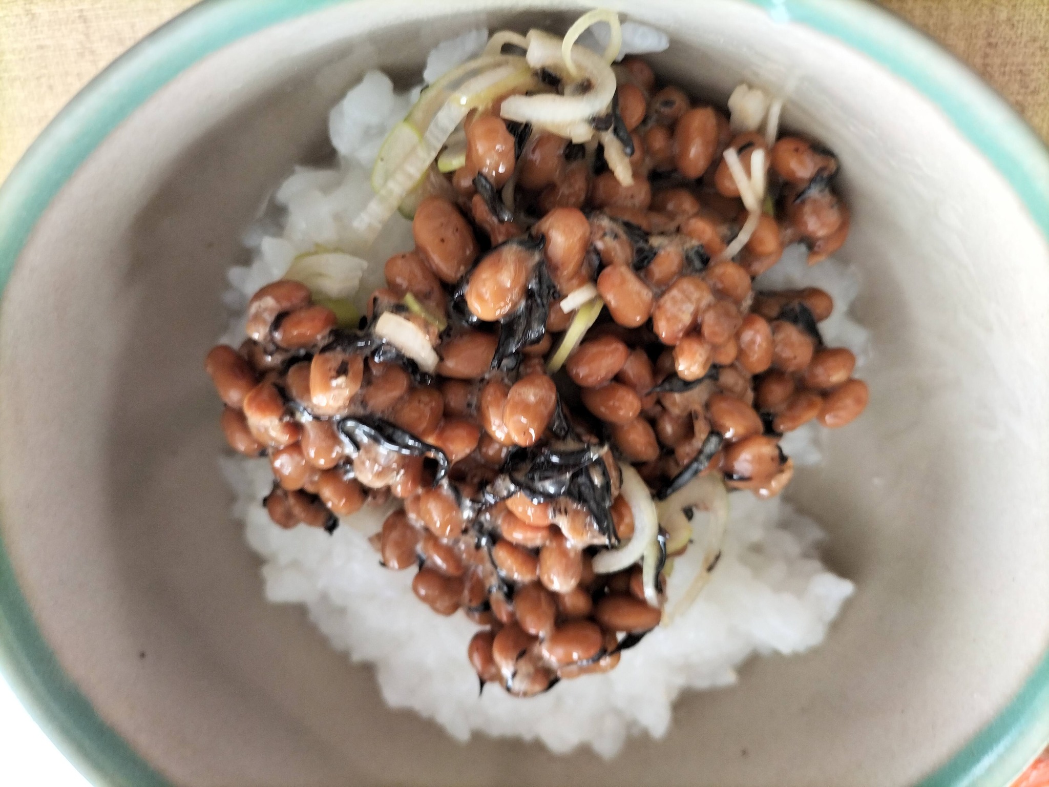 納豆をトッピングしたおかゆ
