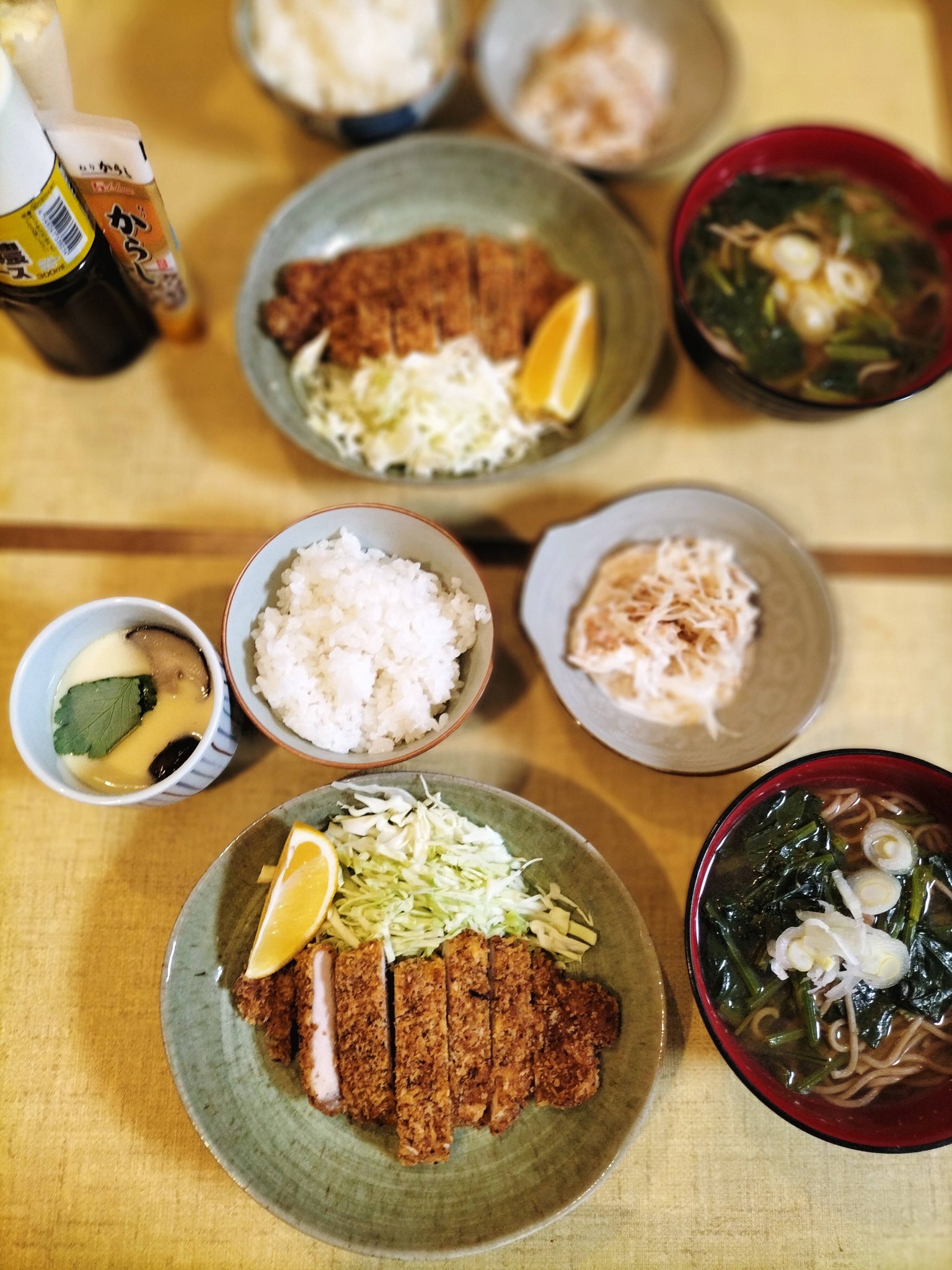 とんかつと蕎麦、茶碗蒸し、大根サラダの素敵な夕飯献立
